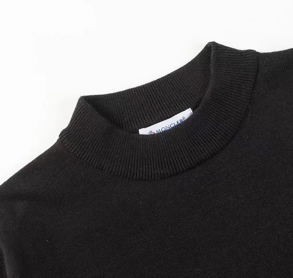 P210 Moncler/Mongolian 3-label complete, half-turtleneck sweater, fine wool blended sweater, high-end customized collection for men and women, part of the brand's high-end main line, patented top-grade yarn blending, using innovation to interpret conventional styles. The configuration of the fabric is subversive. The details are remarkable, and the price-performance ratio is very high. Meri wool yarn is of excellent quality. It feels super soft, delicate, soft, non-pilling and does not deform. The upper body is extremely skin-friendly and comfortable. Can be worn on its own with a jacket or on its own. Size: M L XL 2XL 3XL