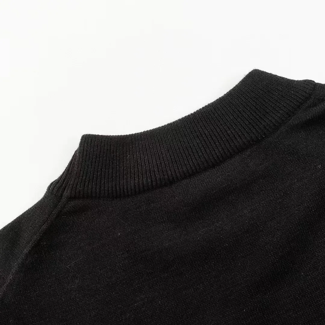 P210 Moncler/Mongolian 3-label complete, half-turtleneck sweater, fine wool blended sweater, high-end customized collection for men and women, part of the brand's high-end main line, patented top-grade yarn blending, using innovation to interpret conventional styles. The configuration of the fabric is subversive. The details are remarkable, and the price-performance ratio is very high. Meri wool yarn is of excellent quality. It feels super soft, delicate, soft, non-pilling and does not deform. The upper body is extremely skin-friendly and comfortable. Can be worn on its own with a jacket or on its own. Size: M L XL 2XL 3XL