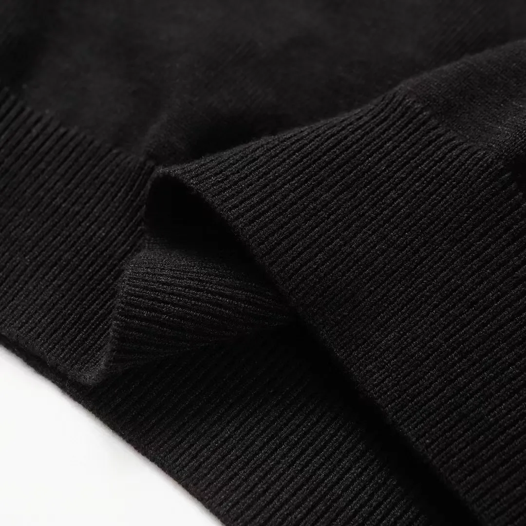 P210 Moncler/Mongolian 3-label complete, half-turtleneck sweater, fine wool blended sweater, high-end customized collection for men and women, part of the brand's high-end main line, patented top-grade yarn blending, using innovation to interpret conventional styles. The configuration of the fabric is subversive. The details are remarkable, and the price-performance ratio is very high. Meri wool yarn is of excellent quality. It feels super soft, delicate, soft, non-pilling and does not deform. The upper body is extremely skin-friendly and comfortable. Can be worn on its own with a jacket or on its own. Size: M L XL 2XL 3XL