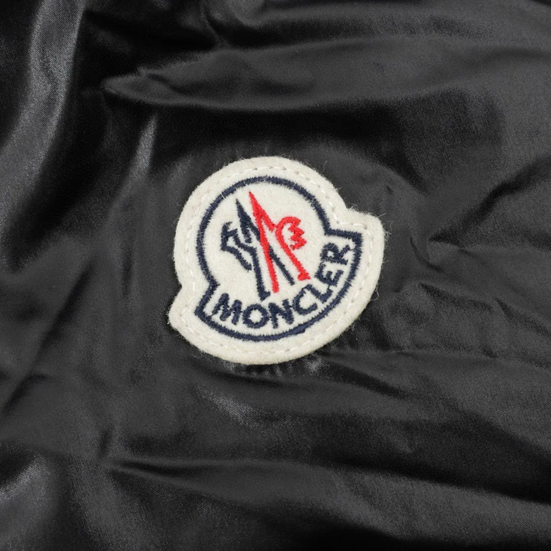 P860 Moncler/Moncler 22GW women's long bread top version, ceiling level Monc1er Moncler's classic popular model Parana official website latest color matching in 22 years, annual popular recommendation, original development, made of 90 white duck down one to one, the inner liner is made of 400 high-density diamond-proof velvet gallbladder, exclusive to the entire network!  This style can be said to be a must-have for women in the past two years. The silhouette design is super tonal, and it is a popular style of bread jacket. The hood is removable and the upper body is super comfortable. It is classic and easy to wear. It is a must-have! Style number: A82# Size: 0 1 2 3