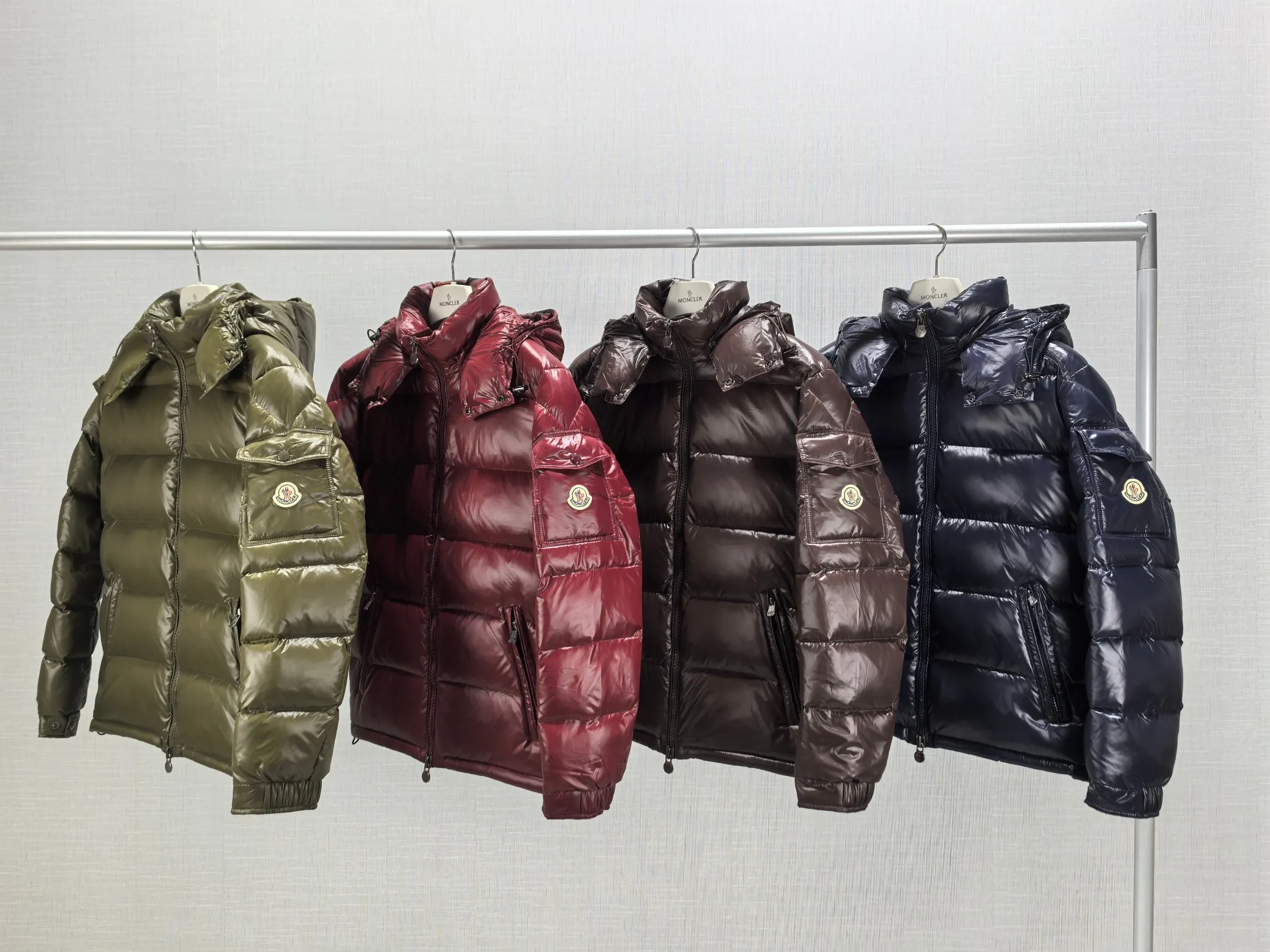 P980 Four-color top version of Moncler Maya men's hooded short down jacket