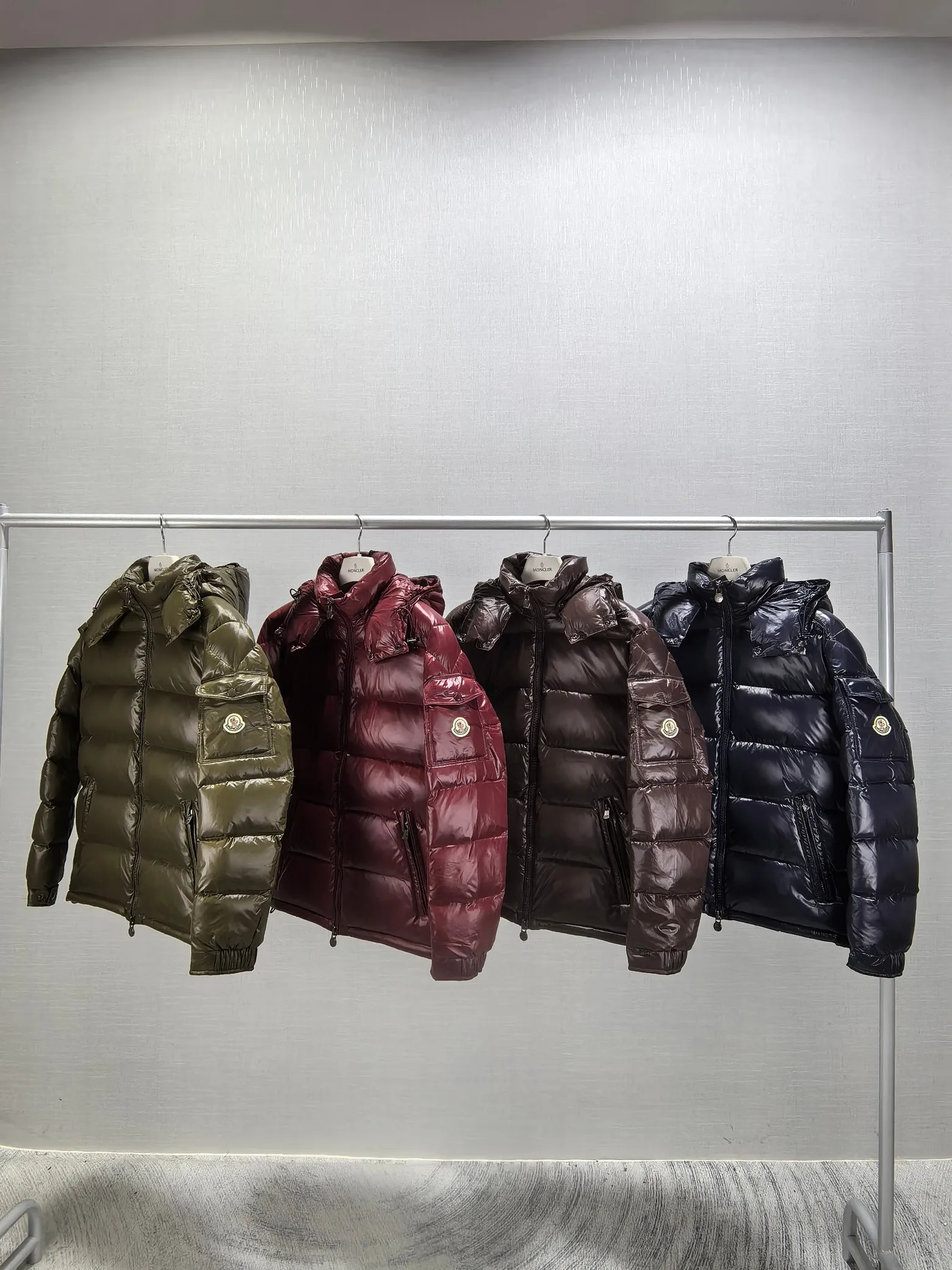 P980 Four-color top version of Moncler Maya men's hooded short down jacket