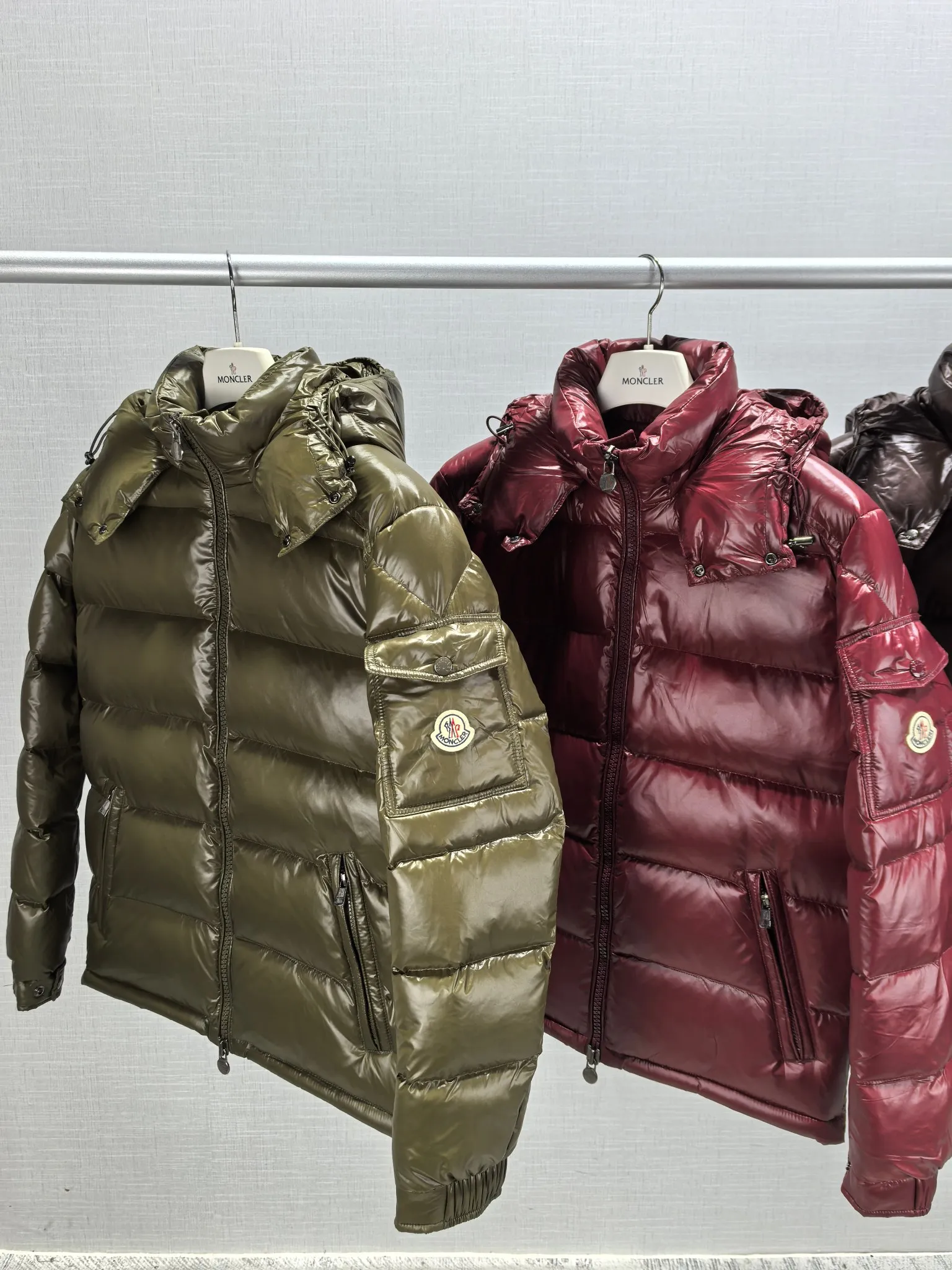 P980 Four-color top version of Moncler Maya men's hooded short down jacket
