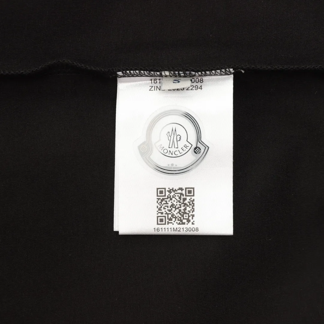 P500 Moncler/Mandow 25FW classic arm webbing zipper jacket is distinguished from the market currency, the same style for men and women, new aesthetically inspired and interesting design, high-quality channel nature. It makes the overall design more elegant and fashionable. It is the hottest series this summer and is sought after by countless celebrities and fashionistas. The neat details of the cutting process add color to the playful fashion! The neat and meticulous design, and the well-fitting structure is unique. The upper body not only has outstanding recognition, but also looks younger and younger. A style that has the ultimate wearing meaning and performance, with gorgeous color combinations, the craftsmanship of this style must be extremely extraordinary, and the upper body comfort is definitely strong enough, which is also a manifestation of the essence of luxury! It is soft and thin, has an extremely alluring touch, and is very breathable. It is especially suitable for spring and summer wear. It is a comfortable wearing experience. The details and the craftsmanship of the webbing are perfect, giving it a more high-end feel!  Color: Black Size: S-XL