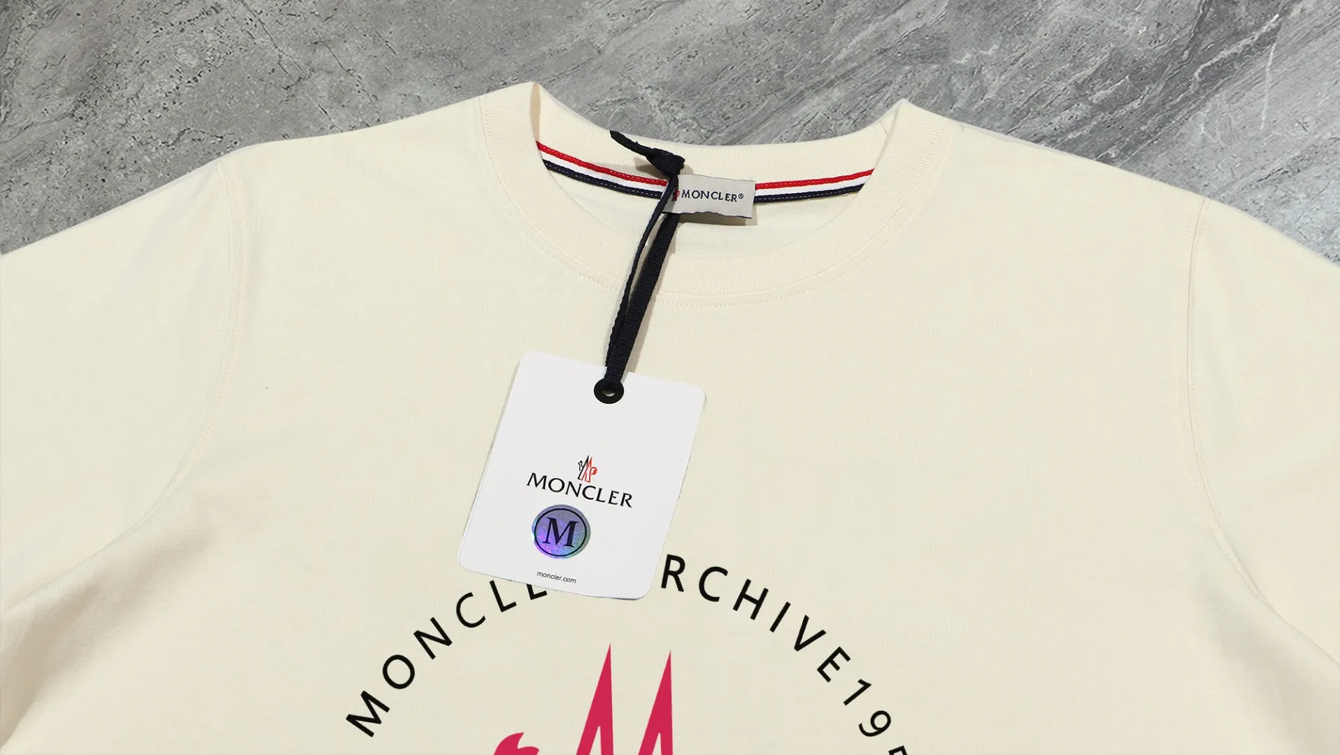 P140 💰Upgraded version "Mobile phone smart sensor ~ NFC chip armband ~ direct access to the official website for anti-counterfeiting" "Moncler ~ Mouth Mouth" 2025 new high-quality round neck short-sleeved T-shirt. The cuffs have imported embroidered labels. Customized dyeing, very comfortable to touch. Super versatile and good-looking short-sleeved. Complete with three labels. Non-market ordinary version. Feel free to compare. Quality is absolutely guaranteed! ‼ First of all, this original fabric is all custom-woven with 32-count double yarn fabric, 250G, and the weight is the same‼ Fine workmanship, double waistcoat method, double waistcoat method, double waistcoat method makes the whole dress more three-dimensional, which is not a craft that ordinary T-shirts can achieve🤪 Size: S-M-L-XL-2XL Color: black, white, apricot, same style for men and women