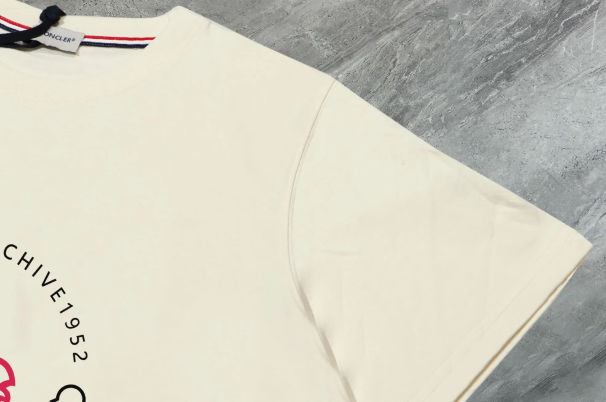 P140 💰Upgraded version "Mobile phone smart sensor ~ NFC chip armband ~ direct access to the official website for anti-counterfeiting" "Moncler ~ Mouth Mouth" 2025 new high-quality round neck short-sleeved T-shirt. The cuffs have imported embroidered labels. Customized dyeing, very comfortable to touch. Super versatile and good-looking short-sleeved. Complete with three labels. Non-market ordinary version. Feel free to compare. Quality is absolutely guaranteed! ‼ First of all, this original fabric is all custom-woven with 32-count double yarn fabric, 250G, and the weight is the same‼ Fine workmanship, double waistcoat method, double waistcoat method, double waistcoat method makes the whole dress more three-dimensional, which is not a craft that ordinary T-shirts can achieve🤪 Size: S-M-L-XL-2XL Color: black, white, apricot, same style for men and women