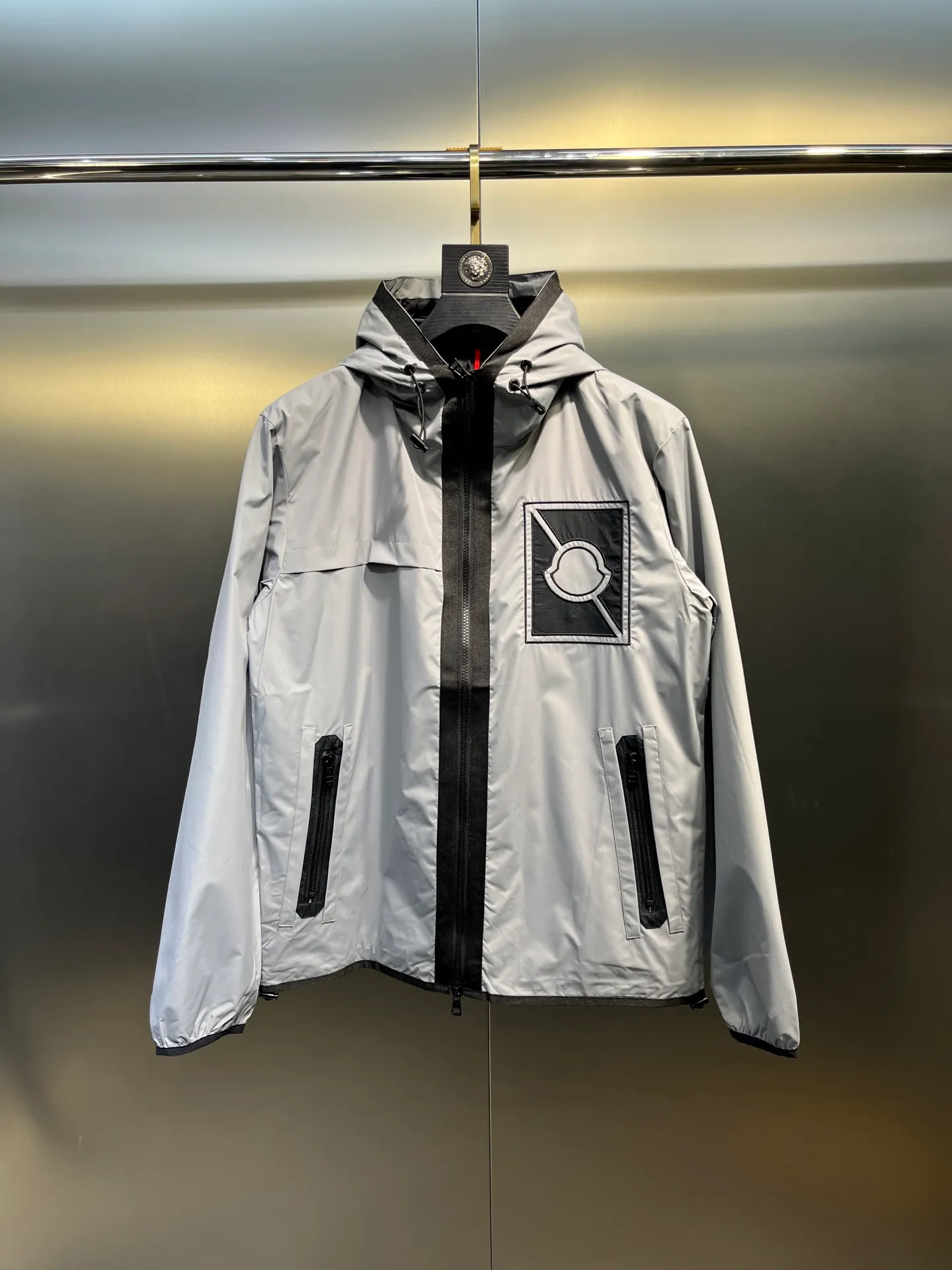P620 moncler🌟2025 spring and summer official website latest thin hooded thin jacket, a must-have for sun-protected and air-conditioned rooms in autumn. It is made of customer-supplied milk silk 2D polyester fiber fabric, which feels soft, delicate, comfortable and breathable. The brand logo embroidered logo highlights the brand luxury. The placket is customized with zippers and original hardware accessories. The original washed wheat head is a must-have for fashionable and high-end people. Size: m-xxxl (size 2-6)