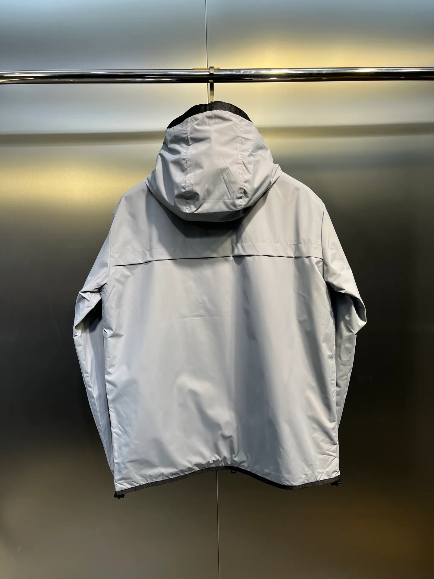 P620 moncler🌟2025 spring and summer official website latest thin hooded thin jacket, a must-have for sun-protected and air-conditioned rooms in autumn. It is made of customer-supplied milk silk 2D polyester fiber fabric, which feels soft, delicate, comfortable and breathable. The brand logo embroidered logo highlights the brand luxury. The placket is customized with zippers and original hardware accessories. The original washed wheat head is a must-have for fashionable and high-end people. Size: m-xxxl (size 2-6)