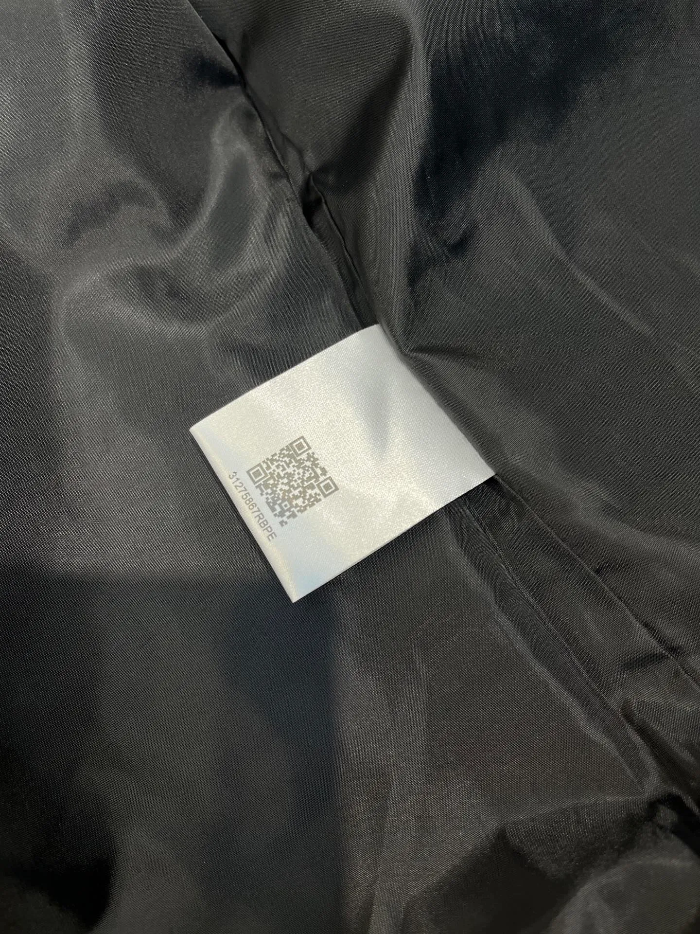 P620 moncler🌟2025 spring and summer official website latest thin hooded thin jacket, a must-have for sun-protected and air-conditioned rooms in autumn. It is made of customer-supplied milk silk 2D polyester fiber fabric, which feels soft, delicate, comfortable and breathable. The brand logo embroidered logo highlights the brand luxury. The placket is customized with zippers and original hardware accessories. The original washed wheat head is a must-have for fashionable and high-end people. Size: m-xxxl (size 2-6)