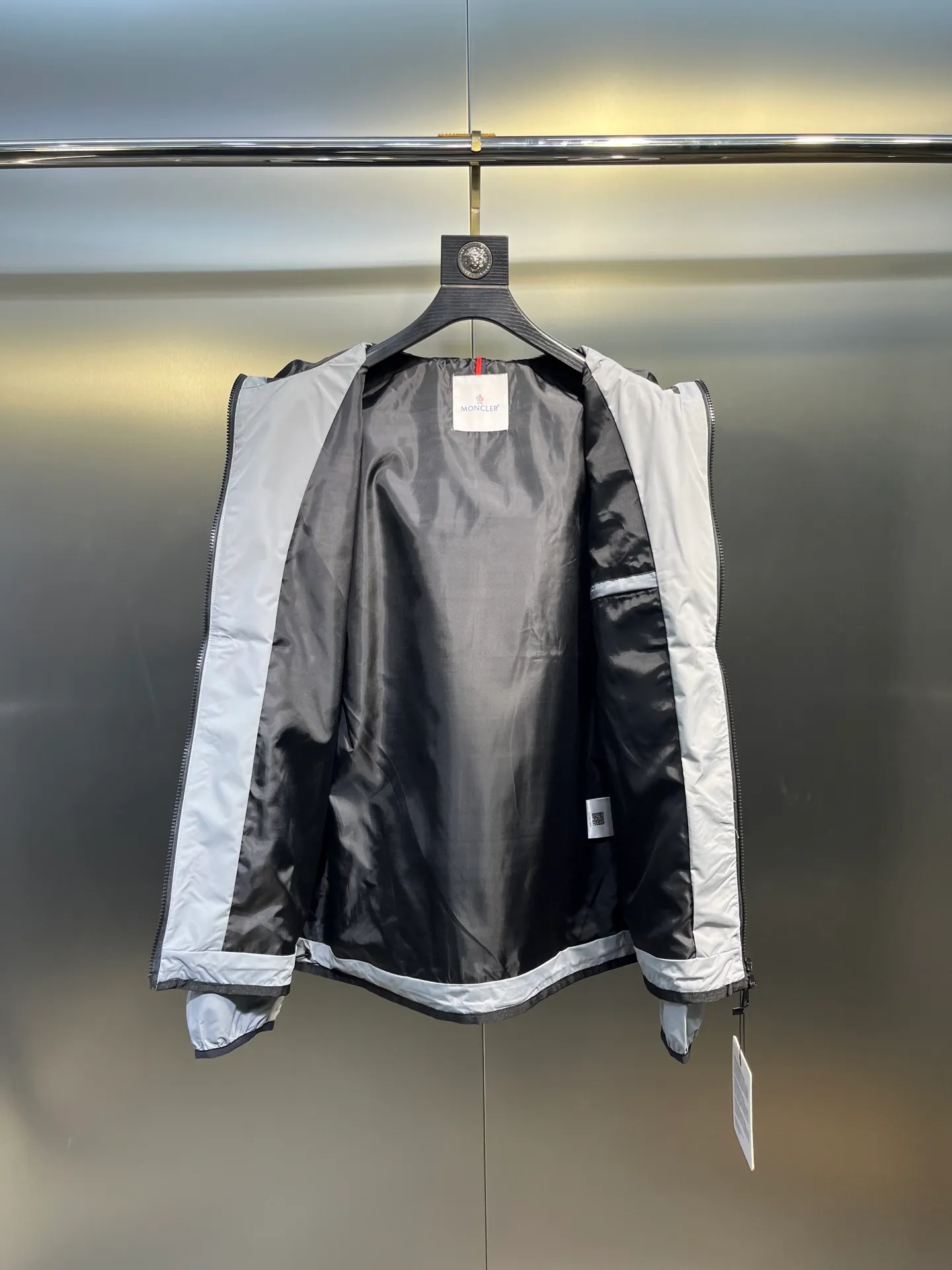 P620 moncler🌟2025 spring and summer official website latest thin hooded thin jacket, a must-have for sun-protected and air-conditioned rooms in autumn. It is made of customer-supplied milk silk 2D polyester fiber fabric, which feels soft, delicate, comfortable and breathable. The brand logo embroidered logo highlights the brand luxury. The placket is customized with zippers and original hardware accessories. The original washed wheat head is a must-have for fashionable and high-end people. Size: m-xxxl (size 2-6)
