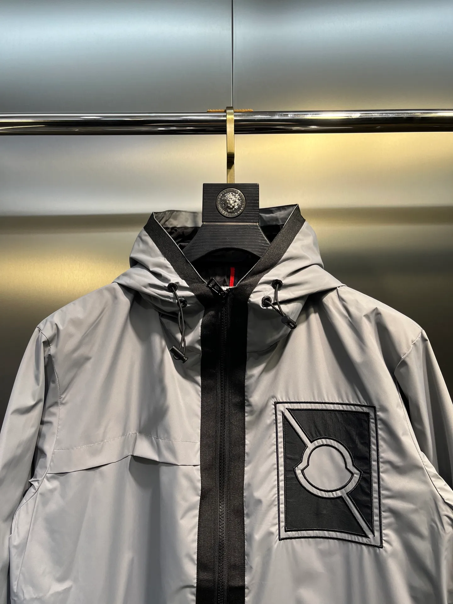 P620 moncler🌟2025 spring and summer official website latest thin hooded thin jacket, a must-have for sun-protected and air-conditioned rooms in autumn. It is made of customer-supplied milk silk 2D polyester fiber fabric, which feels soft, delicate, comfortable and breathable. The brand logo embroidered logo highlights the brand luxury. The placket is customized with zippers and original hardware accessories. The original washed wheat head is a must-have for fashionable and high-end people. Size: m-xxxl (size 2-6)