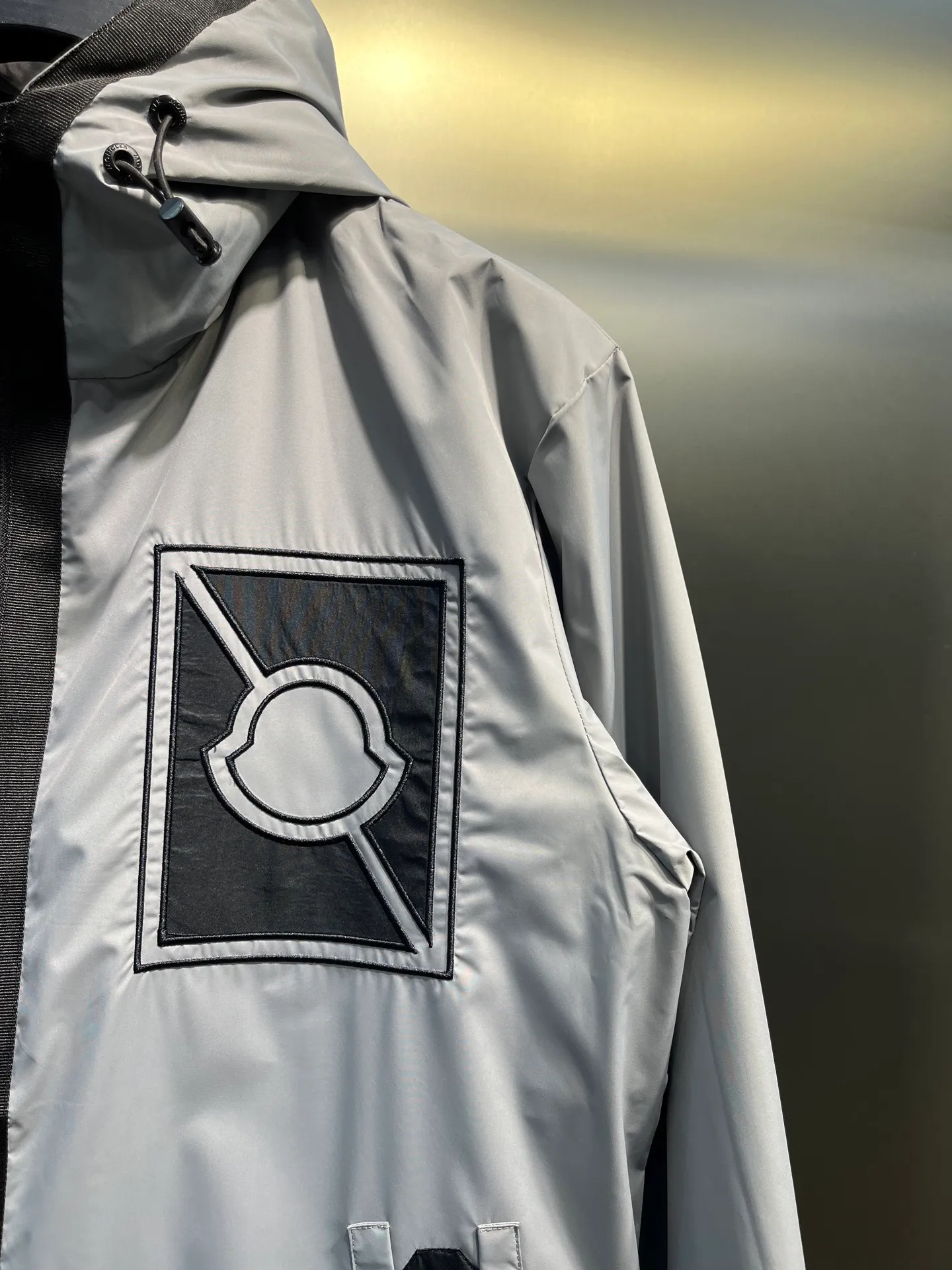 P620 moncler🌟2025 spring and summer official website latest thin hooded thin jacket, a must-have for sun-protected and air-conditioned rooms in autumn. It is made of customer-supplied milk silk 2D polyester fiber fabric, which feels soft, delicate, comfortable and breathable. The brand logo embroidered logo highlights the brand luxury. The placket is customized with zippers and original hardware accessories. The original washed wheat head is a must-have for fashionable and high-end people. Size: m-xxxl (size 2-6)