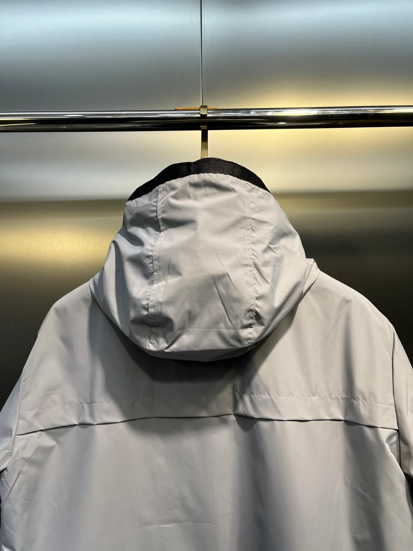 P620 moncler🌟2025 spring and summer official website latest thin hooded thin jacket, a must-have for sun-protected and air-conditioned rooms in autumn. It is made of customer-supplied milk silk 2D polyester fiber fabric, which feels soft, delicate, comfortable and breathable. The brand logo embroidered logo highlights the brand luxury. The placket is customized with zippers and original hardware accessories. The original washed wheat head is a must-have for fashionable and high-end people. Size: m-xxxl (size 2-6)