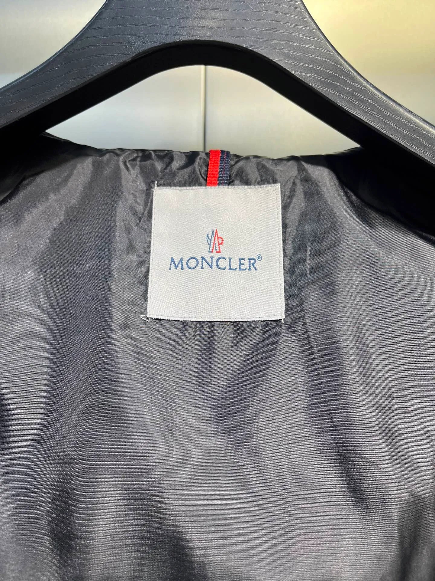 P620 moncler🌟2025 spring and summer official website latest thin hooded thin jacket, a must-have for sun-protected and air-conditioned rooms in autumn. It is made of customer-supplied milk silk 2D polyester fiber fabric, which feels soft, delicate, comfortable and breathable. The brand logo embroidered logo highlights the brand luxury. The placket is customized with zippers and original hardware accessories. The original washed wheat head is a must-have for fashionable and high-end people. Size: m-xxxl (size 2-6)