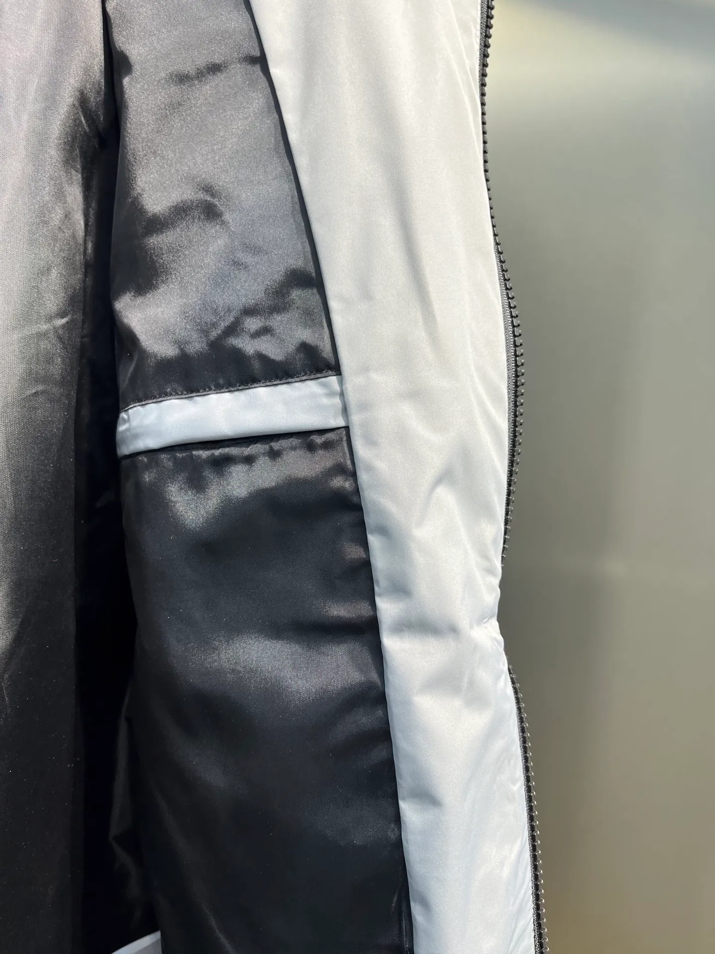 P620 moncler🌟2025 spring and summer official website latest thin hooded thin jacket, a must-have for sun-protected and air-conditioned rooms in autumn. It is made of customer-supplied milk silk 2D polyester fiber fabric, which feels soft, delicate, comfortable and breathable. The brand logo embroidered logo highlights the brand luxury. The placket is customized with zippers and original hardware accessories. The original washed wheat head is a must-have for fashionable and high-end people. Size: m-xxxl (size 2-6)