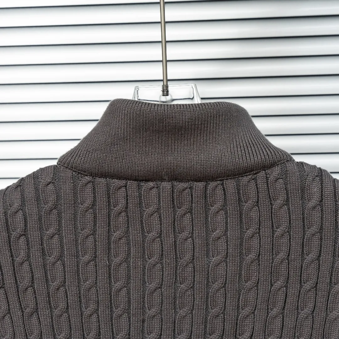 P640 top version (different currency) Style: Moncler Moncler Padded Corduroy series stand-up collar zipper striped wool knitted splicing down jacket (all made of national standard 90 goose down, sizes are all authentic digital sizes) Color: picture color Size: 1-2-3-4-5 Fabric: 90 goose down Accessories: full set of customized accessories No gender distinction, same style for men and women
