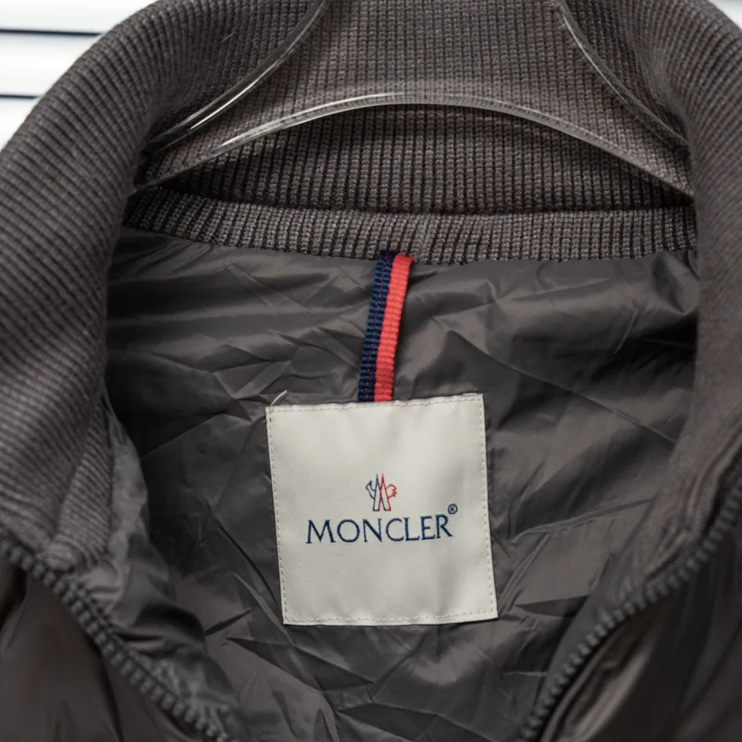 P640 top version (different currency) Style: Moncler Moncler Padded Corduroy series stand-up collar zipper striped wool knitted splicing down jacket (all made of national standard 90 goose down, sizes are all authentic digital sizes) Color: picture color Size: 1-2-3-4-5 Fabric: 90 goose down Accessories: full set of customized accessories No gender distinction, same style for men and women