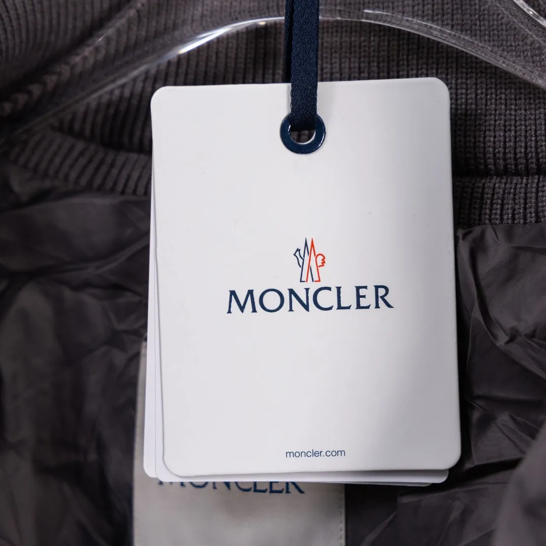 P640 top version (different currency) Style: Moncler Moncler Padded Corduroy series stand-up collar zipper striped wool knitted splicing down jacket (all made of national standard 90 goose down, sizes are all authentic digital sizes) Color: picture color Size: 1-2-3-4-5 Fabric: 90 goose down Accessories: full set of customized accessories No gender distinction, same style for men and women
