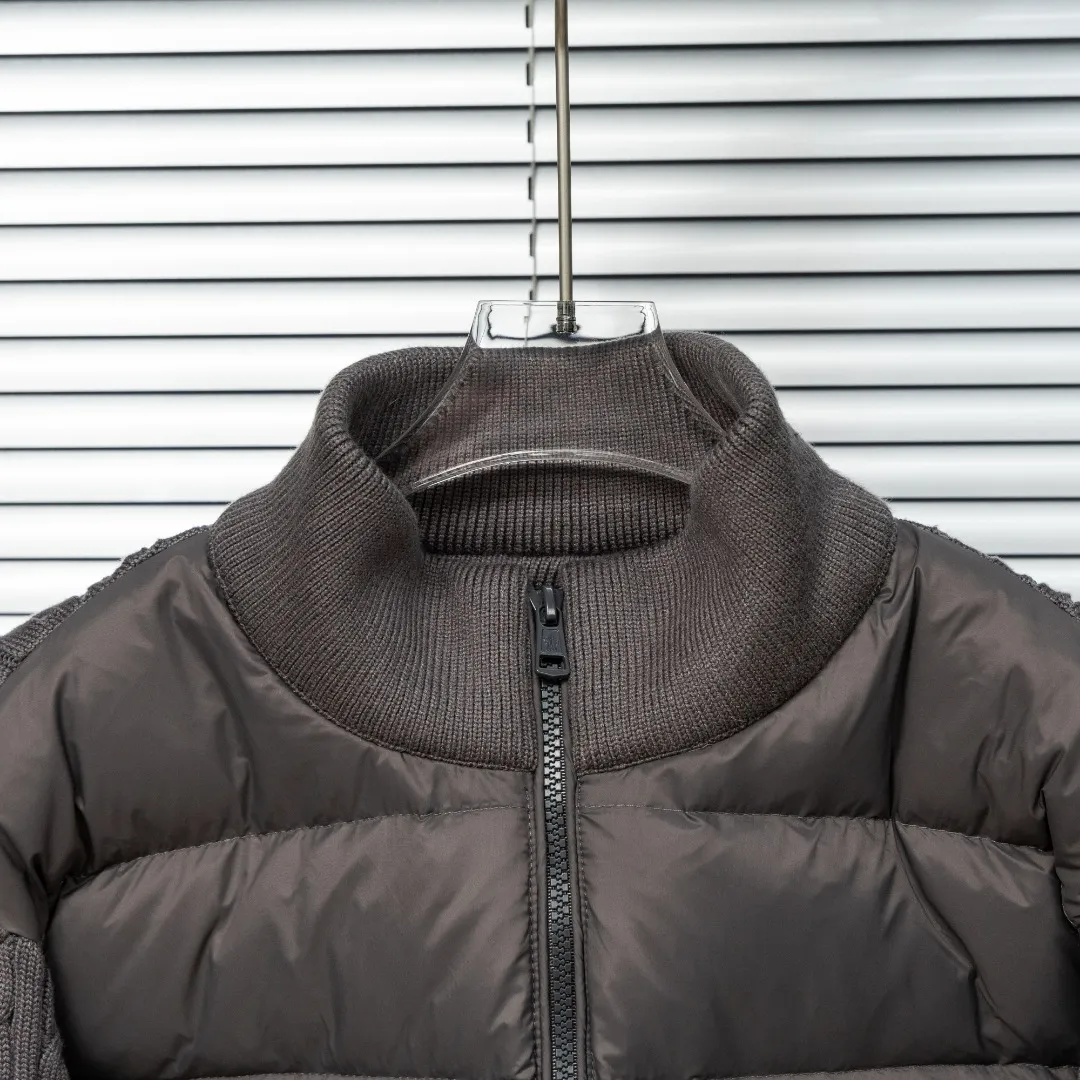 P640 top version (different currency) Style: Moncler Moncler Padded Corduroy series stand-up collar zipper striped wool knitted splicing down jacket (all made of national standard 90 goose down, sizes are all authentic digital sizes) Color: picture color Size: 1-2-3-4-5 Fabric: 90 goose down Accessories: full set of customized accessories No gender distinction, same style for men and women