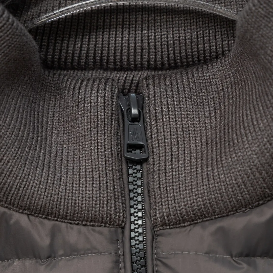 P640 top version (different currency) Style: Moncler Moncler Padded Corduroy series stand-up collar zipper striped wool knitted splicing down jacket (all made of national standard 90 goose down, sizes are all authentic digital sizes) Color: picture color Size: 1-2-3-4-5 Fabric: 90 goose down Accessories: full set of customized accessories No gender distinction, same style for men and women