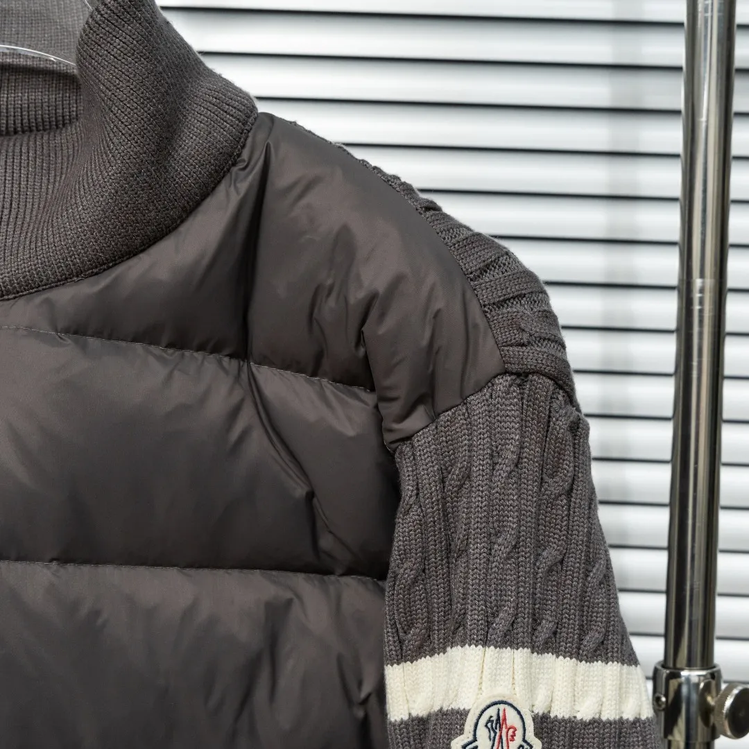 P640 top version (different currency) Style: Moncler Moncler Padded Corduroy series stand-up collar zipper striped wool knitted splicing down jacket (all made of national standard 90 goose down, sizes are all authentic digital sizes) Color: picture color Size: 1-2-3-4-5 Fabric: 90 goose down Accessories: full set of customized accessories No gender distinction, same style for men and women