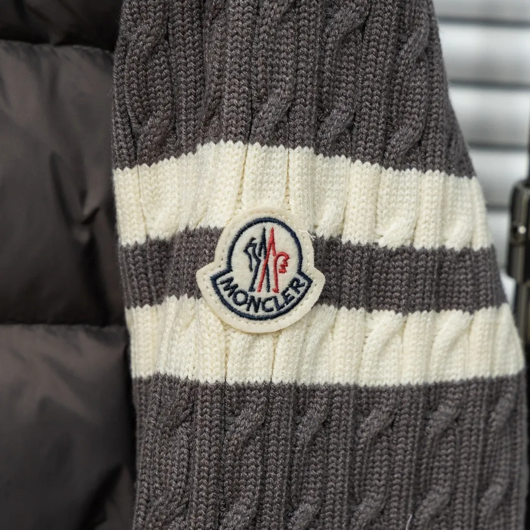 P640 top version (different currency) Style: Moncler Moncler Padded Corduroy series stand-up collar zipper striped wool knitted splicing down jacket (all made of national standard 90 goose down, sizes are all authentic digital sizes) Color: picture color Size: 1-2-3-4-5 Fabric: 90 goose down Accessories: full set of customized accessories No gender distinction, same style for men and women