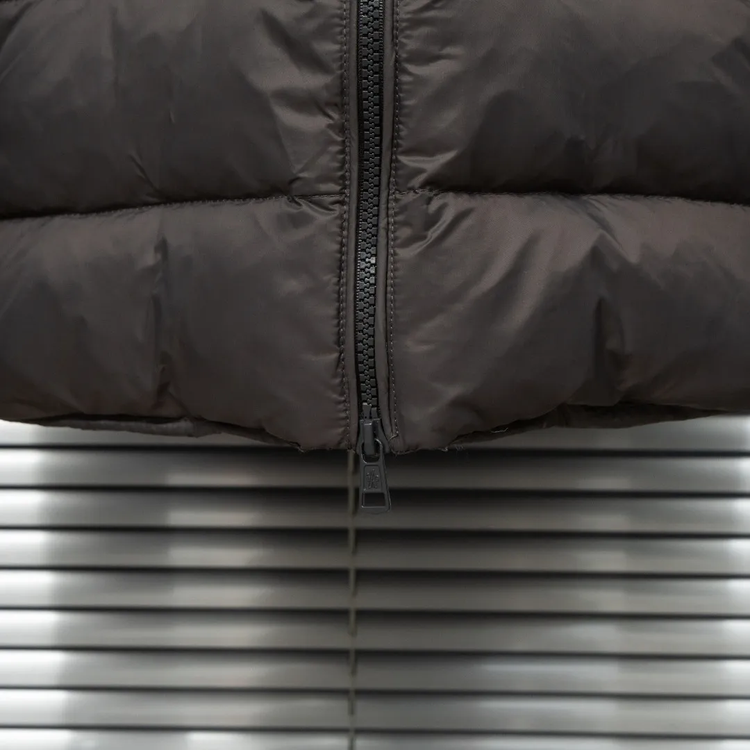 P640 top version (different currency) Style: Moncler Moncler Padded Corduroy series stand-up collar zipper striped wool knitted splicing down jacket (all made of national standard 90 goose down, sizes are all authentic digital sizes) Color: picture color Size: 1-2-3-4-5 Fabric: 90 goose down Accessories: full set of customized accessories No gender distinction, same style for men and women