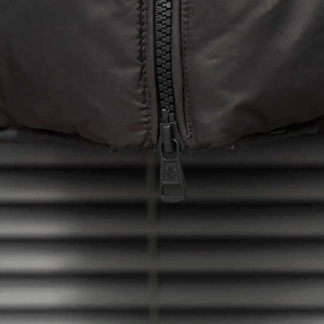 P640 top version (different currency) Style: Moncler Moncler Padded Corduroy series stand-up collar zipper striped wool knitted splicing down jacket (all made of national standard 90 goose down, sizes are all authentic digital sizes) Color: picture color Size: 1-2-3-4-5 Fabric: 90 goose down Accessories: full set of customized accessories No gender distinction, same style for men and women