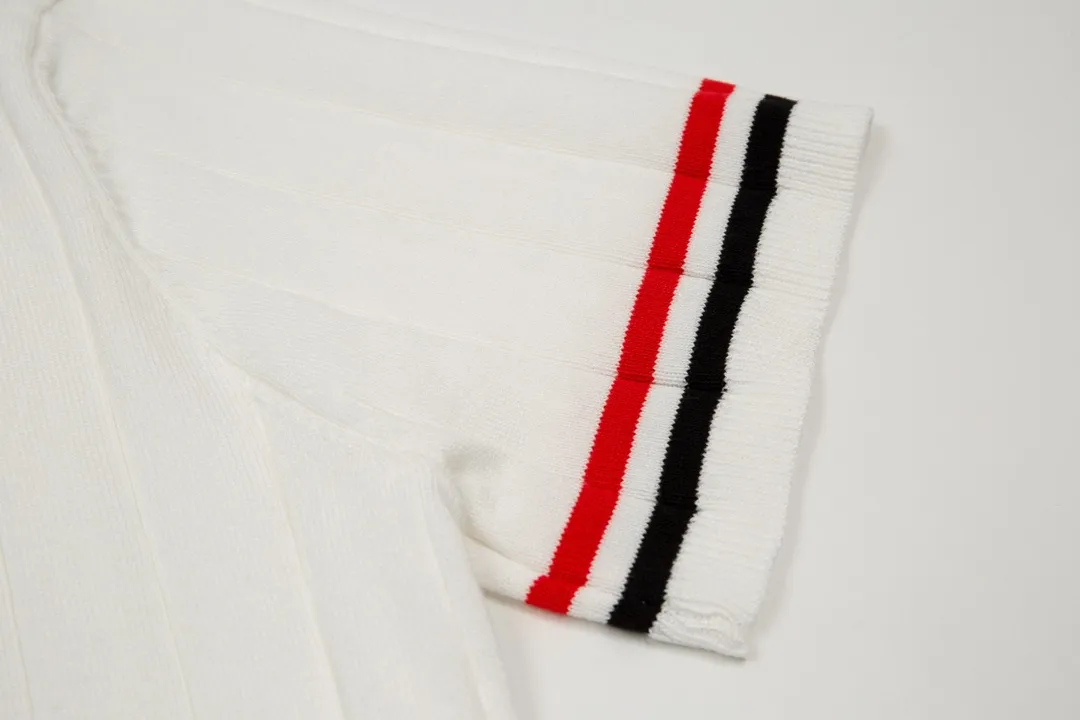 P190 Moncler/Moncler 2023ss new spring and summer knitted stretch lapel T-shirt, men's fashionable collar with contrasting color, front chest pocket, ultra-light and breathable knitted short-sleeved Polo shirt! If you want to look younger and more energetic in summer, you must have a polo shirt. It is a classic and versatile basic shirt that can be worn every time. It is a must-have and versatile item for men in summer. Whether you are doing business or leisure travel, it can switch between various styles for you, regardless of the occasion or body shape! , very cool and comfortable to wear in summer. The fabric feels smooth and comfortable, light and breathable, the upper body is cool and pleasant, and you will not feel stuffy at all. It is extremely skin-friendly, and the workmanship and wiring details are exquisite to the extreme. It is the first choice for high-end men! 48-56