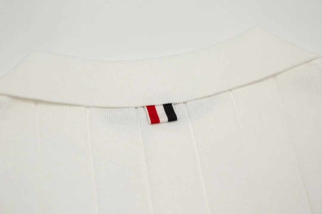 P190 Moncler/Moncler 2023ss new spring and summer knitted stretch lapel T-shirt, men's fashionable collar with contrasting color, front chest pocket, ultra-light and breathable knitted short-sleeved Polo shirt! If you want to look younger and more energetic in summer, you must have a polo shirt. It is a classic and versatile basic shirt that can be worn every time. It is a must-have and versatile item for men in summer. Whether you are doing business or leisure travel, it can switch between various styles for you, regardless of the occasion or body shape! , very cool and comfortable to wear in summer. The fabric feels smooth and comfortable, light and breathable, the upper body is cool and pleasant, and you will not feel stuffy at all. It is extremely skin-friendly, and the workmanship and wiring details are exquisite to the extreme. It is the first choice for high-end men! 48-56