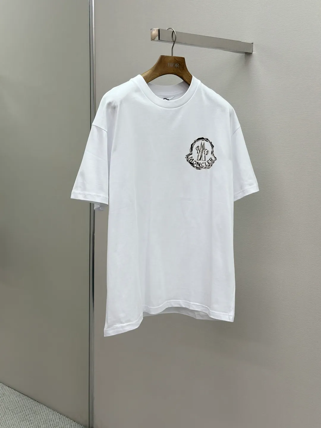 P190 MONCLER 25FW new autumn and winter foam printed armband short sleeves. Fabric: Made of 32 pairs of yarn, threaded with 1*1 Solona. Craftsmanship: The chest logo adopts foam printing technology, and the original customized stencil is used. Every detail and color is highly restored to the original version 1:1. Accessories: The armband is made of cashmere composite material, with the brand logo embroidered on the surface. The detailed positions of auxiliary materials are restored according to 1:1 positioning. Accessories: Customized 1:1 washed trademark Accessories: Customized 1:1 composite armband Process: Customized 1:1 foam printing Size: S-M-L-XL Color: Black-White