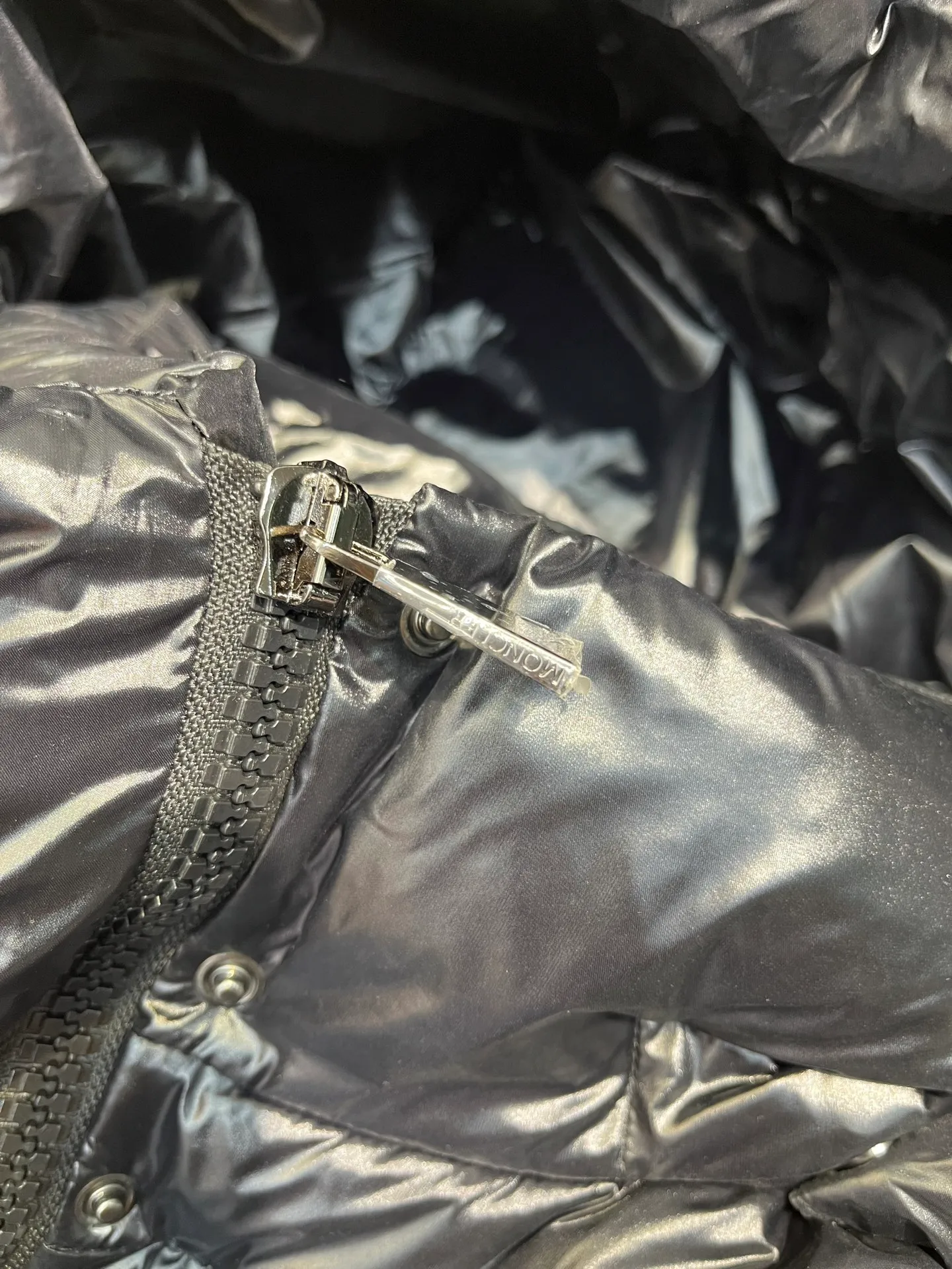 moncler Cavettaz features classic shapes and checkered quilting for a simple yet sharp aesthetic. This long piece is made from lon laqué fabric, giving it the instantly recognizable signature of the brand.  size: 1234