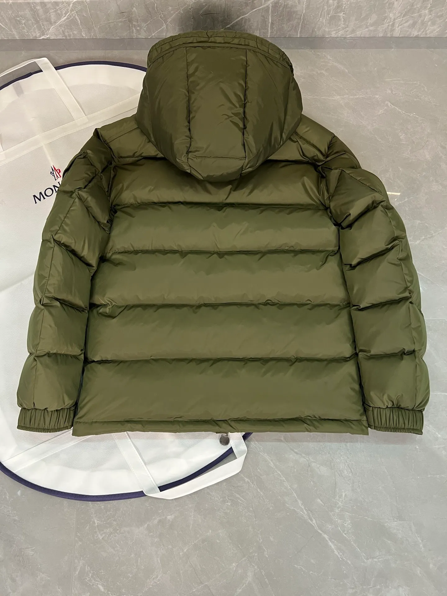 P800 (Maya hooded) Moncler's classic item, the style is highly recognizable. Made of lacquered nylon and available in a variety of colors, it's a stylish piece for casual commuting. The epitome of Moncler style. A classic cropped design that transcends seasons and styles, it features a statement silhouette, removable hood and adjustable hem. The cuffs are embellished with classic patch pockets, showing off the brand’s signature!