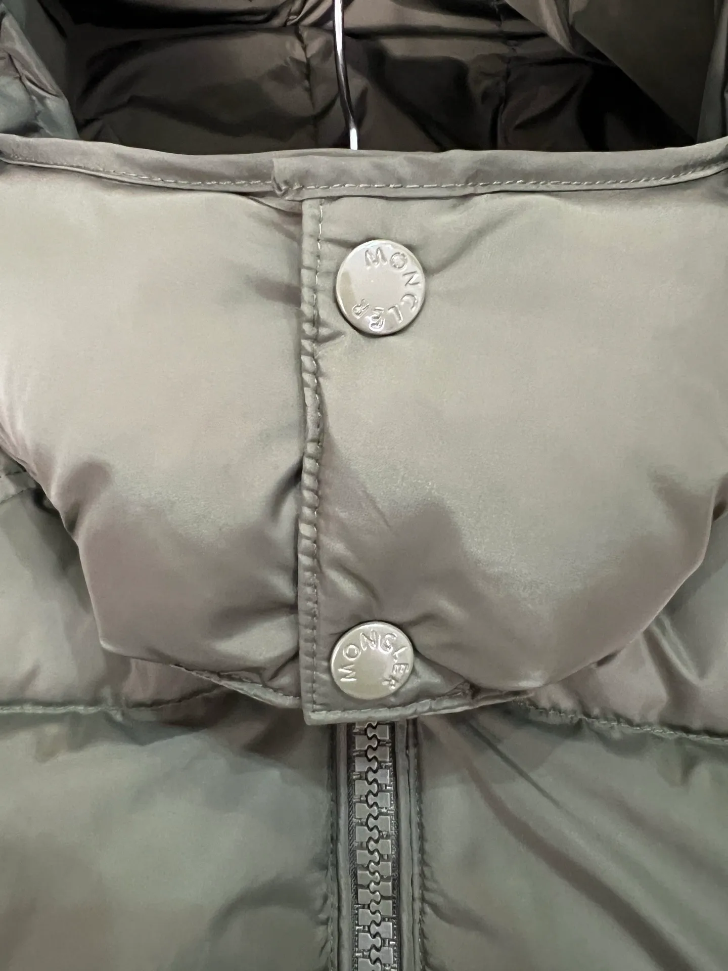 P800 (Maya hooded) Moncler's classic item, the style is highly recognizable. Made of lacquered nylon and available in a variety of colors, it's a stylish piece for casual commuting. The epitome of Moncler style. A classic cropped design that transcends seasons and styles, it features a statement silhouette, removable hood and adjustable hem. The cuffs are embellished with classic patch pockets, showing off the brand’s signature!