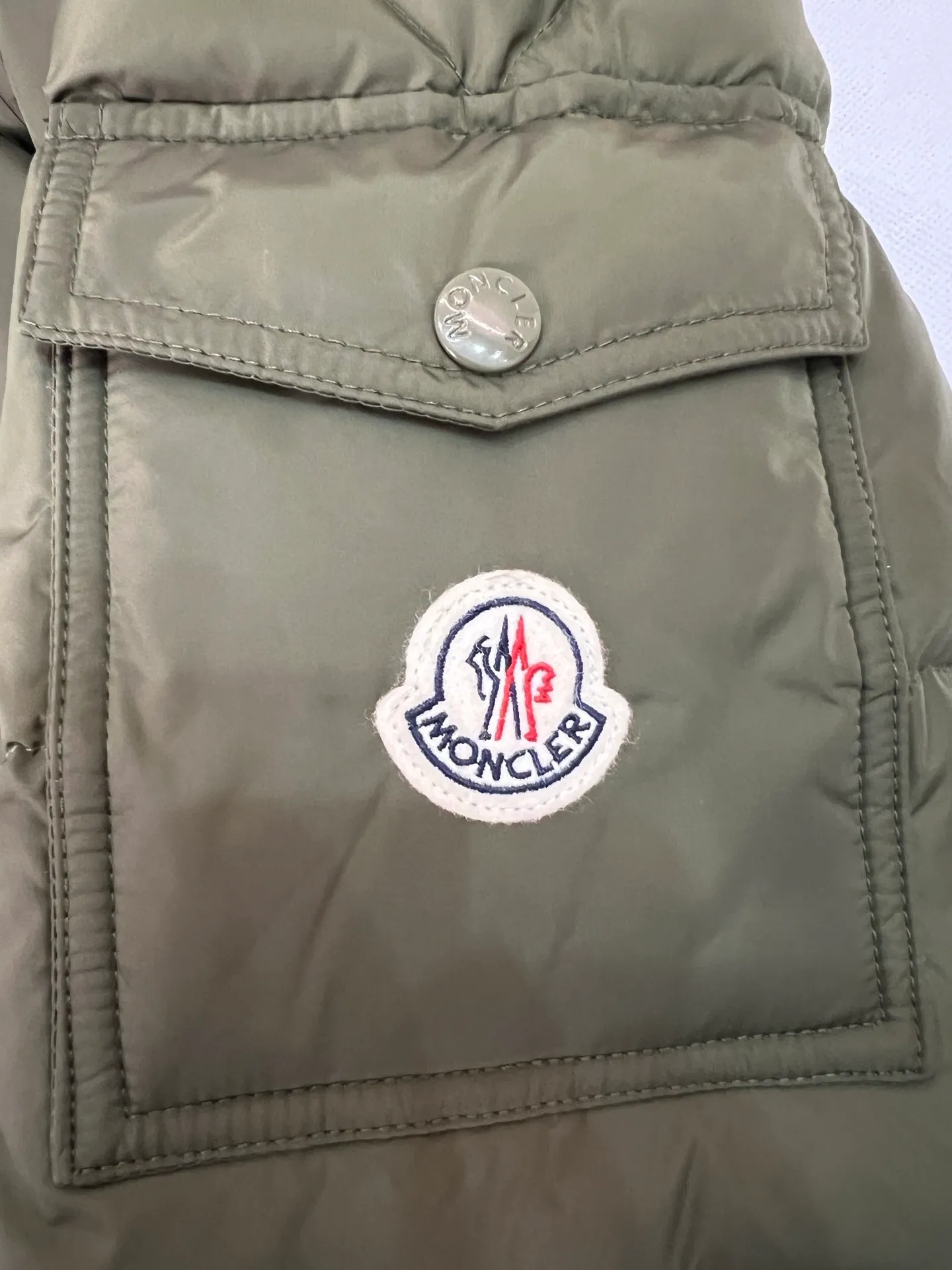 P800 (Maya hooded) Moncler's classic item, the style is highly recognizable. Made of lacquered nylon and available in a variety of colors, it's a stylish piece for casual commuting. The epitome of Moncler style. A classic cropped design that transcends seasons and styles, it features a statement silhouette, removable hood and adjustable hem. The cuffs are embellished with classic patch pockets, showing off the brand’s signature!