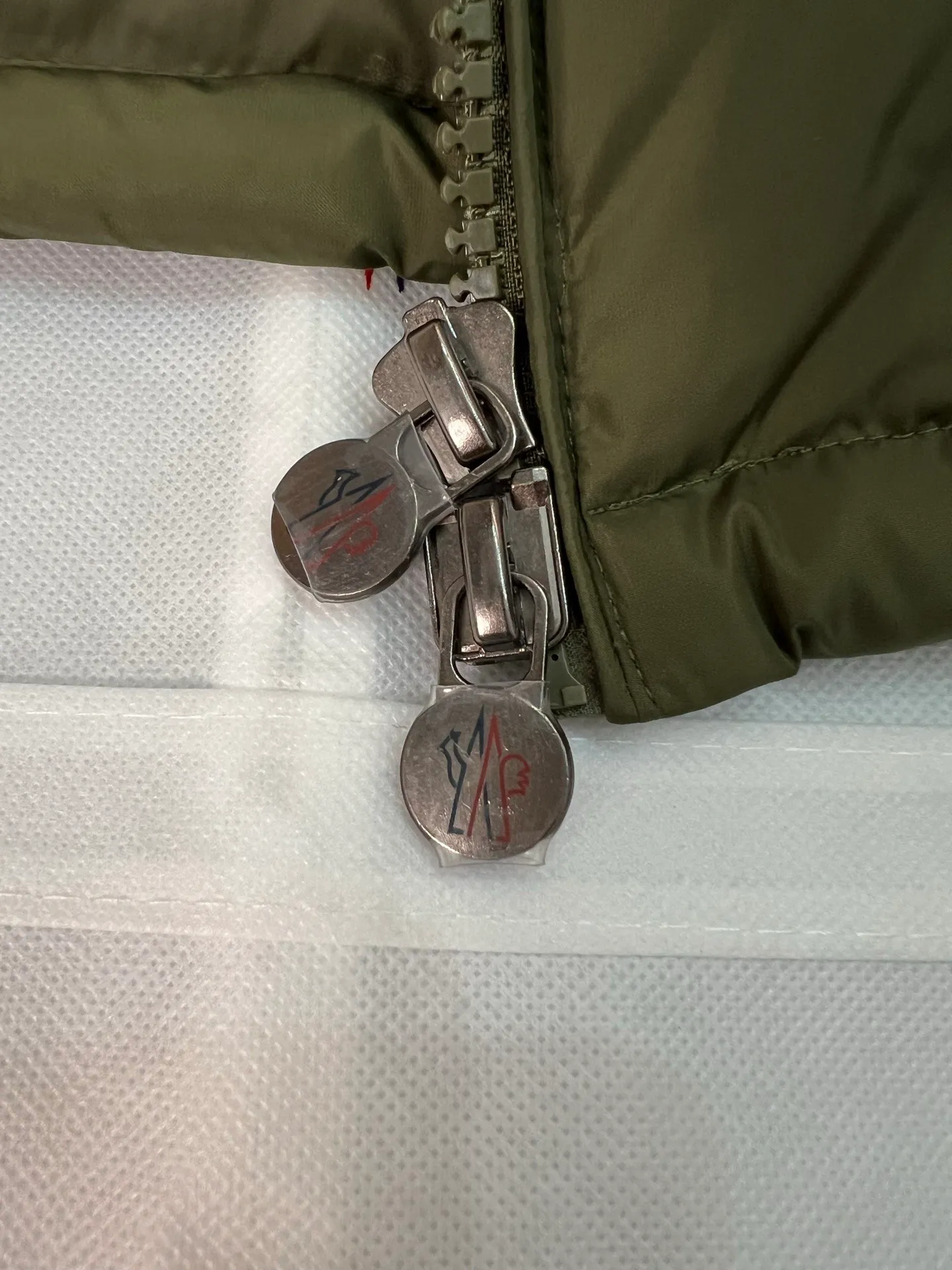 P800 (Maya hooded) Moncler's classic item, the style is highly recognizable. Made of lacquered nylon and available in a variety of colors, it's a stylish piece for casual commuting. The epitome of Moncler style. A classic cropped design that transcends seasons and styles, it features a statement silhouette, removable hood and adjustable hem. The cuffs are embellished with classic patch pockets, showing off the brand’s signature!