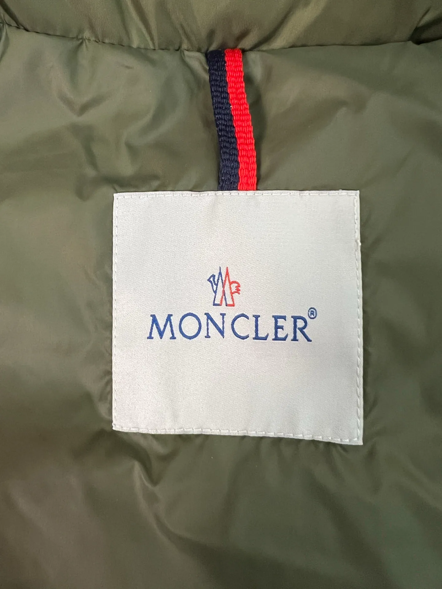 P800 (Maya hooded) Moncler's classic item, the style is highly recognizable. Made of lacquered nylon and available in a variety of colors, it's a stylish piece for casual commuting. The epitome of Moncler style. A classic cropped design that transcends seasons and styles, it features a statement silhouette, removable hood and adjustable hem. The cuffs are embellished with classic patch pockets, showing off the brand’s signature!