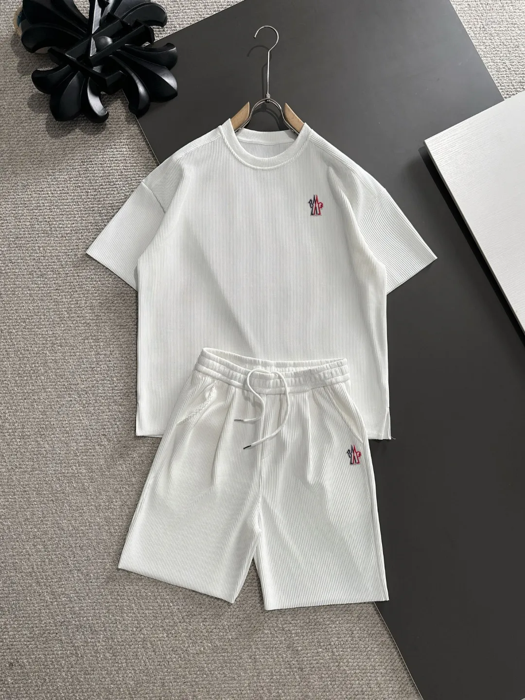Next day shipping P460 MONCLER/Mongolian high quality 2025 spring and summer new casual heavy industry suit exclusively developed by yb! High quality production! Imported custom-made fabrics for foreign orders, with high breathability and comfort, impeccable details, brand element design concept, delicate and soft feel! It presents a casual cut and the upper body shape is great! On sale simultaneously on the official website! From a high-end men's positioning brand, the low-key luxury taste is irresistible! Exquisite workmanship and impeccable quality! The overall style is simple, fashionable and timeless, fully meeting the requirements of stylish and tasteful dressing! Size: M-XXXL