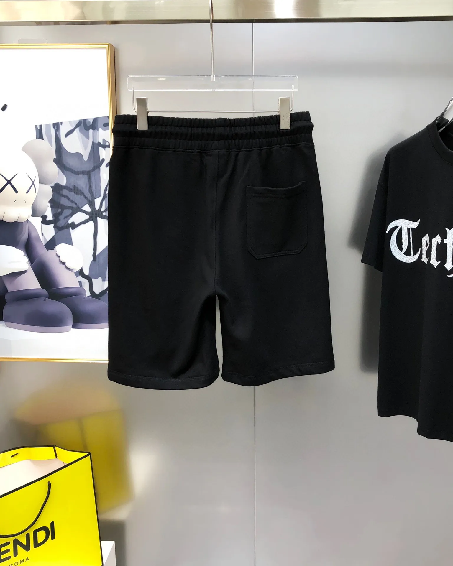 P230 Moncler SS new original men's casual shorts, the latest release on the official website of the counter ✨ High-end quality, simple, fashionable and elegant ✨ Classic logo LOGO design, customized original imported 100% cotton fabric, simple and elegant, versatile style, elegant and handsome upper body, brand new sense of sight! The details are all in place, no one is picky about the upper body, and you must pay for your own money. Size: S-XL (can wear up to 185 pounds, please state your height and weight when placing an order) Black Gray