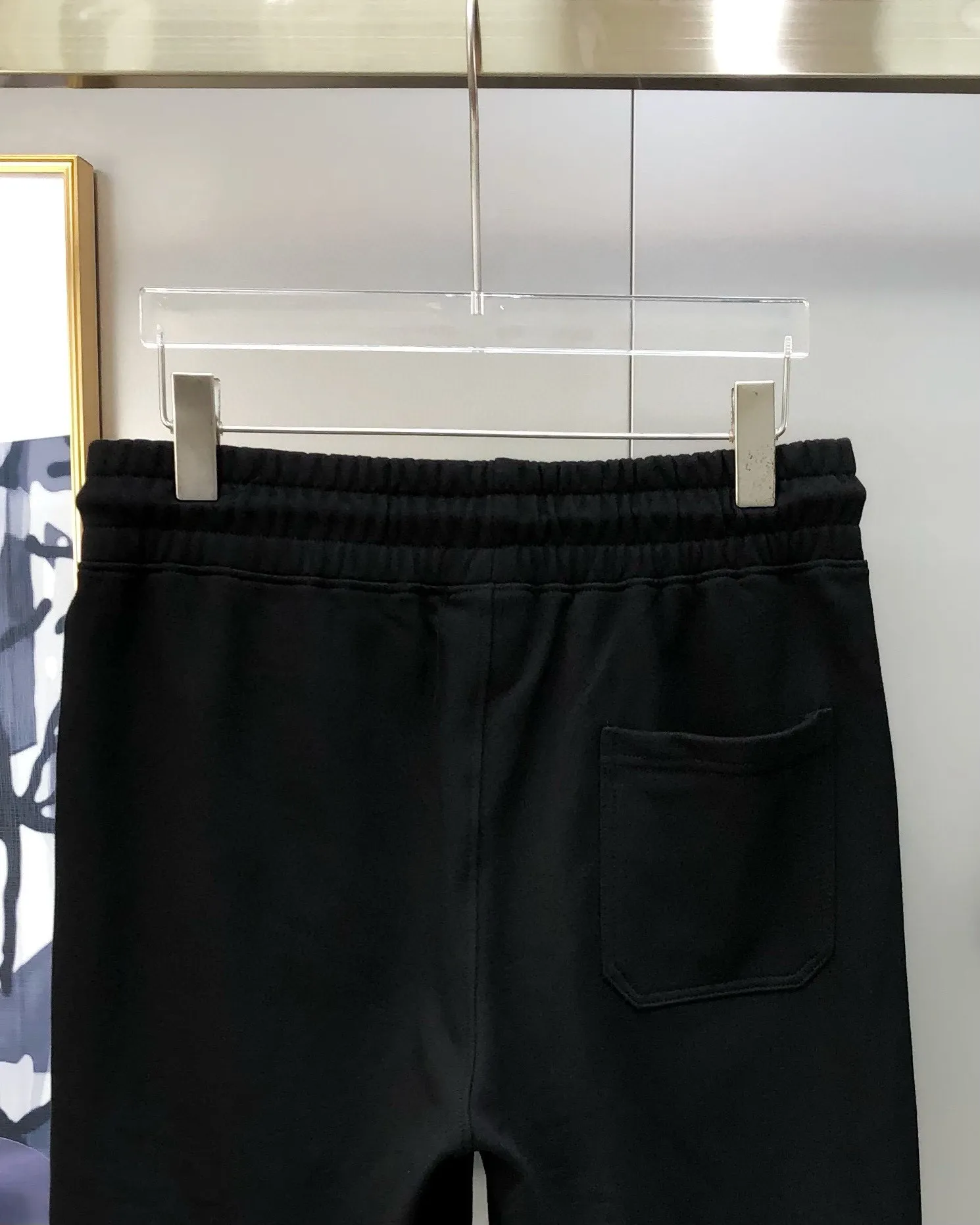 P230 Moncler SS new original men's casual shorts, the latest release on the official website of the counter ✨ High-end quality, simple, fashionable and elegant ✨ Classic logo LOGO design, customized original imported 100% cotton fabric, simple and elegant, versatile style, elegant and handsome upper body, brand new sense of sight! The details are all in place, no one is picky about the upper body, and you must pay for your own money. Size: S-XL (can wear up to 185 pounds, please state your height and weight when placing an order) Black Gray