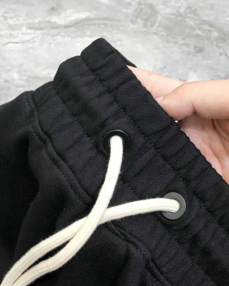 P230 Moncler SS new original men's casual shorts, the latest release on the official website of the counter ✨ High-end quality, simple, fashionable and elegant ✨ Classic logo LOGO design, customized original imported 100% cotton fabric, simple and elegant, versatile style, elegant and handsome upper body, brand new sense of sight! The details are all in place, no one is picky about the upper body, and you must pay for your own money. Size: S-XL (can wear up to 185 pounds, please state your height and weight when placing an order) Black Gray