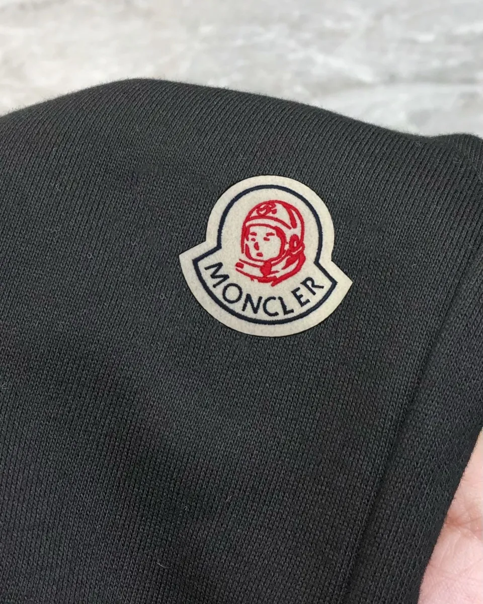 P230 Moncler SS new original men's casual shorts, the latest release on the official website of the counter ✨ High-end quality, simple, fashionable and elegant ✨ Classic logo LOGO design, customized original imported 100% cotton fabric, simple and elegant, versatile style, elegant and handsome upper body, brand new sense of sight! The details are all in place, no one is picky about the upper body, and you must pay for your own money. Size: S-XL (can wear up to 185 pounds, please state your height and weight when placing an order) Black Gray