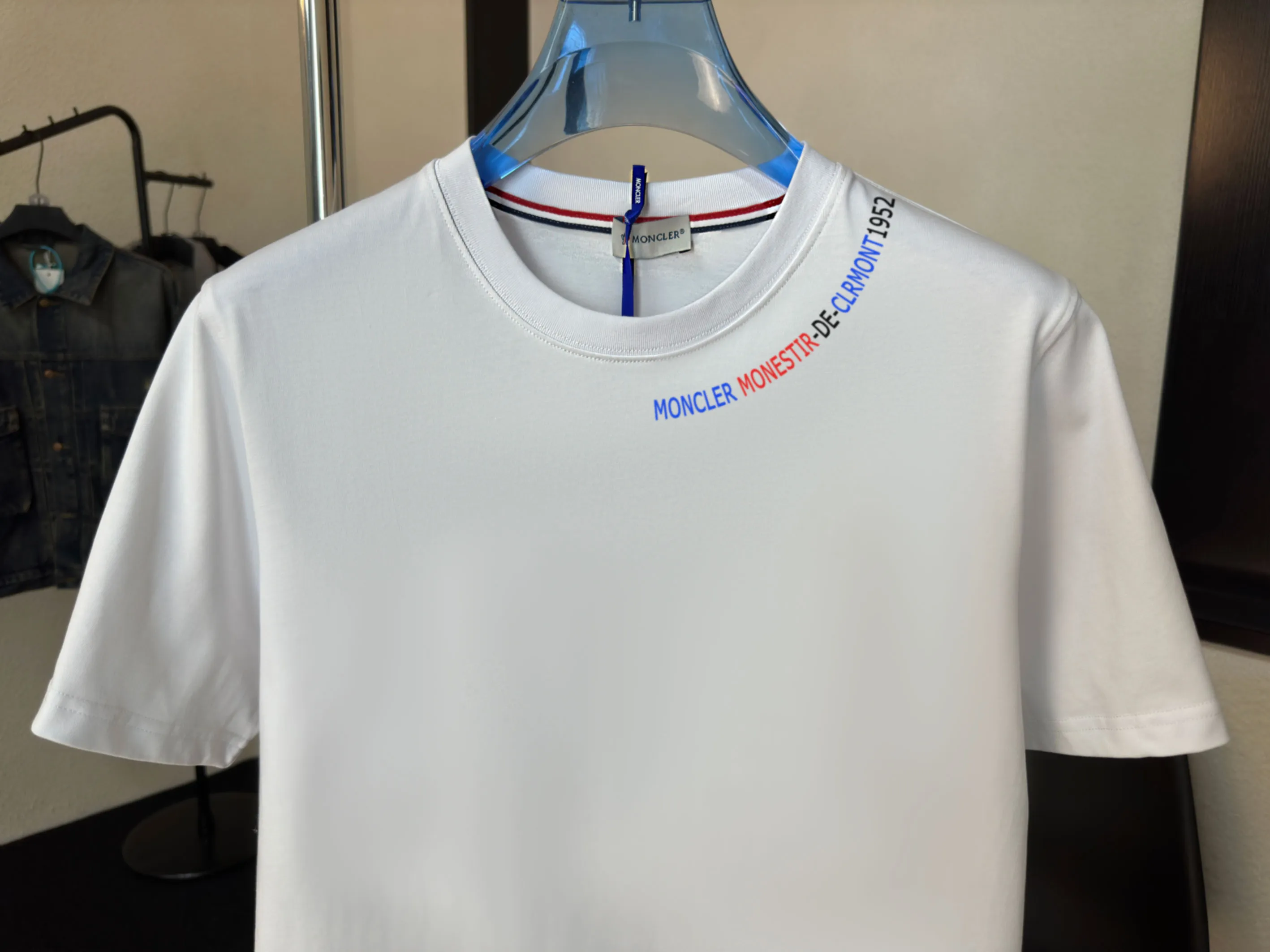 P140 Upgraded version "Mobile phone smart sensor ~ NFC chip armband ~ Direct access to the official website for anti-counterfeiting" "Moncler ~ Mouth Mouth" 2025 new high-quality round neck short-sleeved T-shirt. The cuffs have imported embroidered labels. Customized dyeing, very comfortable to touch. Super versatile and good-looking short-sleeved. Complete with three labels. Non-market ordinary version. Feel free to compare. Quality is absolutely guaranteed! ‼ First of all, this original fabric is all custom-woven with 32-count double yarn fabric, 250G, and the weight is the same‼ Fine workmanship, double waistcoat method, double waistcoat method, double waistcoat method makes the whole dress more three-dimensional, which is not a craft that ordinary T-shirts can achieve🤪 Size: S-M-L-XL-2XL Color: black, white, apricot, same style for men and women