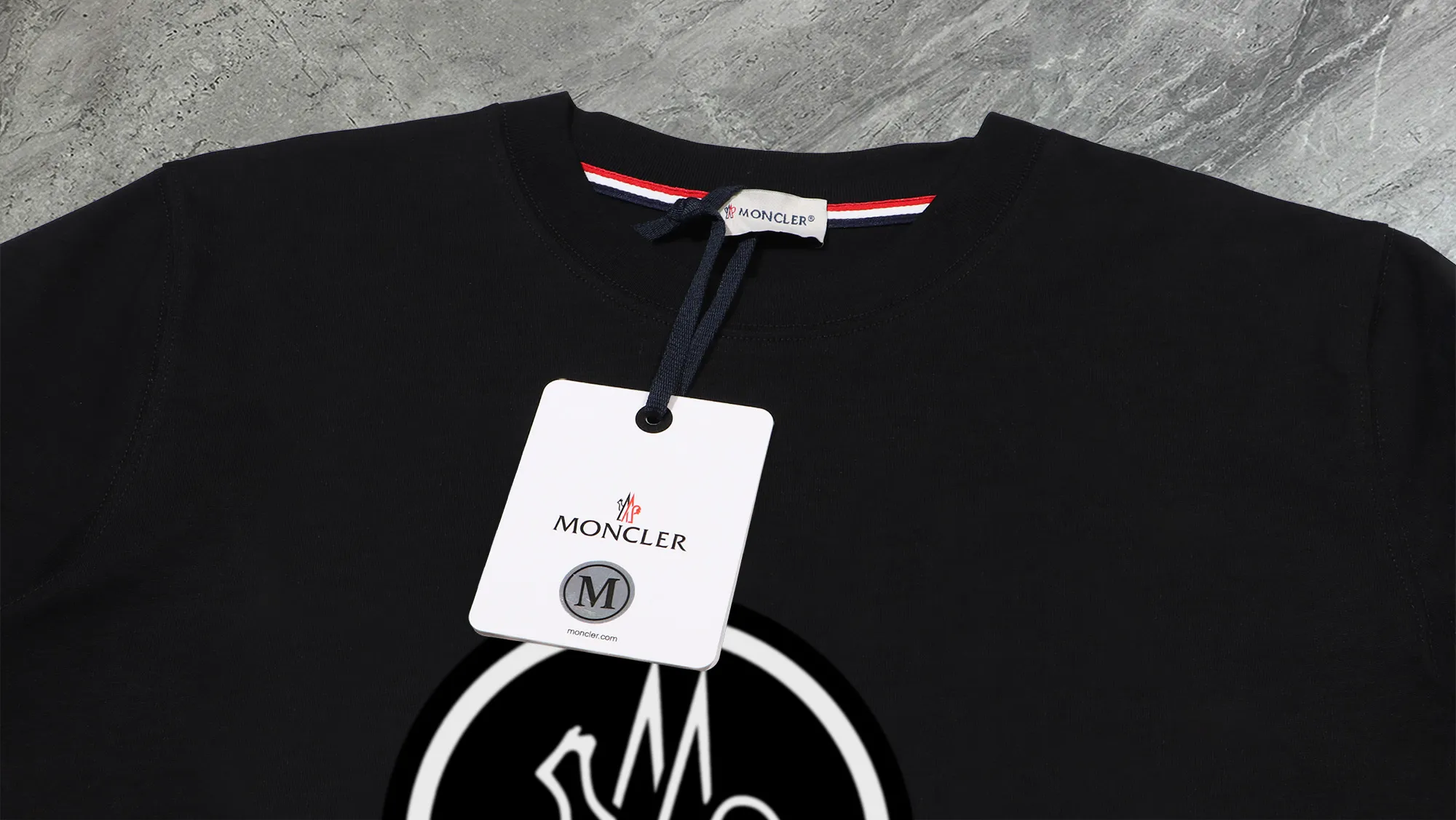P210 High-version sweatshirt) [Long-term stock] 〖𝐌𝐎𝐍𝐂𝐋𝐄𝐑~Mask〗 Made of 440g heavy-weight fabric. It is different from the market currency. It can be matched with any variety and is properly handsome. 😎The whole dress is made of double waistcoats. The double waistcoats make the whole dress more three-dimensional. Not ordinary factories can do such fine work. 2025 Spring runway version of the T stage, on sale at the counter, round neck terry sweatshirt, high-end double-strand pure cotton, custom-made stretch ribs, dyed in the same vat, complete with three standards, matched with exquisite embroidered LOGO on the chest, simple and advanced, same style for men and women. Color: black, apricot, white, size: S M L XL 2XL