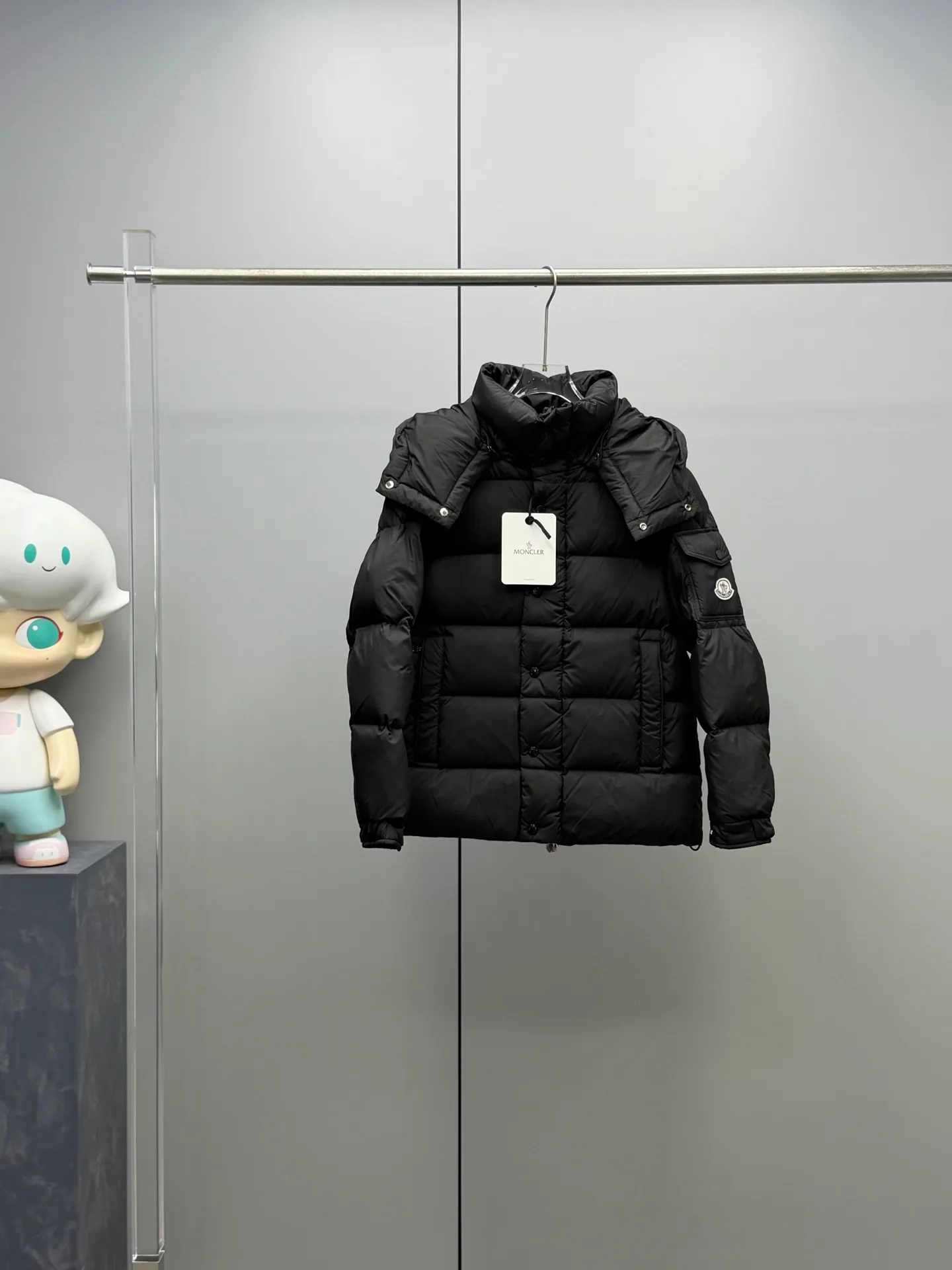 P1000 Moncler Mouth FW25 Vezere Series Matte 𝑴𝒂𝒚𝒂 70th Anniversary Short Removable Hat Down Jacket Made of longue Saion fabric, the garment is full of functional details to ensure warmth and care. Features removable hood, zip pockets, adjustable cuffs, and snap-zip flap fly. Logo embellished sleeves. It adds a unique touch to the overall shape while significantly improving its protective performance. Customized matte Longue Saison three-proof fabric made of high-elastic nylon is a black technology in the fashion industry! Matte texture, low-key luxury; micro-elastic fit, comfortable and not tight; high-end and stylish, a must-have for fashion. Even in the event of a small accidental splash, your clothing will be able to handle it with ease, keeping you dry and elegant. This is not just a fabric, but also an attitude towards life and a pursuit of quality. Three-proof fabrics not only add beauty, but also make life more relaxed. The lining is designed to prevent velvet, so you don’t have to worry about lint running away! Color: Milk white, rose pink, sky blue, cement gray, old money brown, black Size: 0-1-2