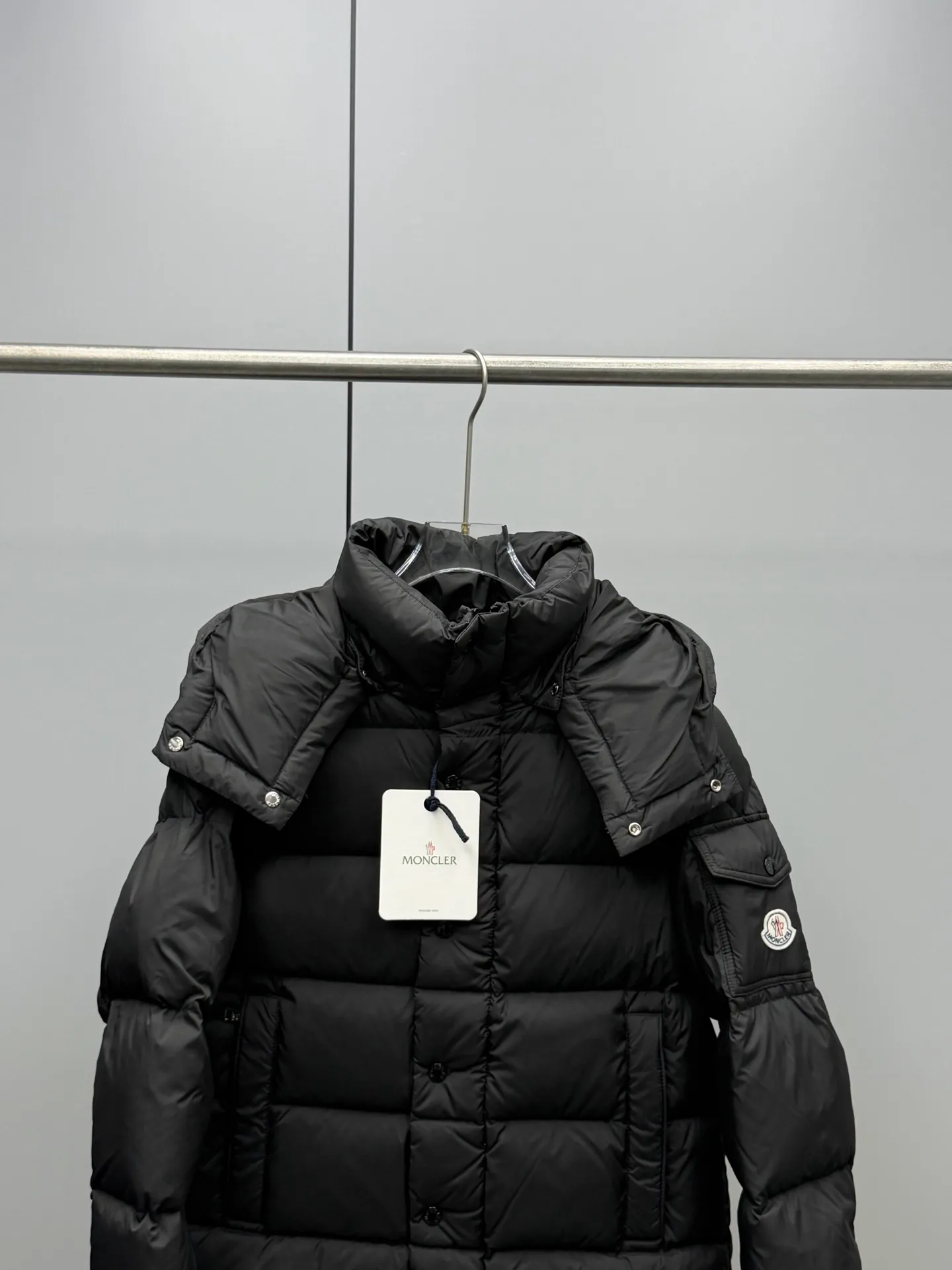 P1000 Moncler Mouth FW25 Vezere Series Matte 𝑴𝒂𝒚𝒂 70th Anniversary Short Removable Hat Down Jacket Made of longue Saion fabric, the garment is full of functional details to ensure warmth and care. Features removable hood, zip pockets, adjustable cuffs, and snap-zip flap fly. Logo embellished sleeves. It adds a unique touch to the overall shape while significantly improving its protective performance. Customized matte Longue Saison three-proof fabric made of high-elastic nylon is a black technology in the fashion industry! Matte texture, low-key luxury; micro-elastic fit, comfortable and not tight; high-end and stylish, a must-have for fashion. Even in the event of a small accidental splash, your clothing will be able to handle it with ease, keeping you dry and elegant. This is not just a fabric, but also an attitude towards life and a pursuit of quality. Three-proof fabrics not only add beauty, but also make life more relaxed. The lining is designed to prevent velvet, so you don’t have to worry about lint running away! Color: Milk white, rose pink, sky blue, cement gray, old money brown, black Size: 0-1-2