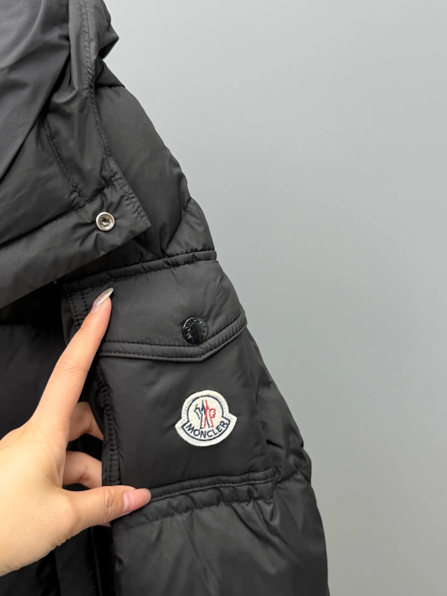 P1000 Moncler Mouth FW25 Vezere Series Matte 𝑴𝒂𝒚𝒂 70th Anniversary Short Removable Hat Down Jacket Made of longue Saion fabric, the garment is full of functional details to ensure warmth and care. Features removable hood, zip pockets, adjustable cuffs, and snap-zip flap fly. Logo embellished sleeves. It adds a unique touch to the overall shape while significantly improving its protective performance. Customized matte Longue Saison three-proof fabric made of high-elastic nylon is a black technology in the fashion industry! Matte texture, low-key luxury; micro-elastic fit, comfortable and not tight; high-end and stylish, a must-have for fashion. Even in the event of a small accidental splash, your clothing will be able to handle it with ease, keeping you dry and elegant. This is not just a fabric, but also an attitude towards life and a pursuit of quality. Three-proof fabrics not only add beauty, but also make life more relaxed. The lining is designed to prevent velvet, so you don’t have to worry about lint running away! Color: Milk white, rose pink, sky blue, cement gray, old money brown, black Size: 0-1-2