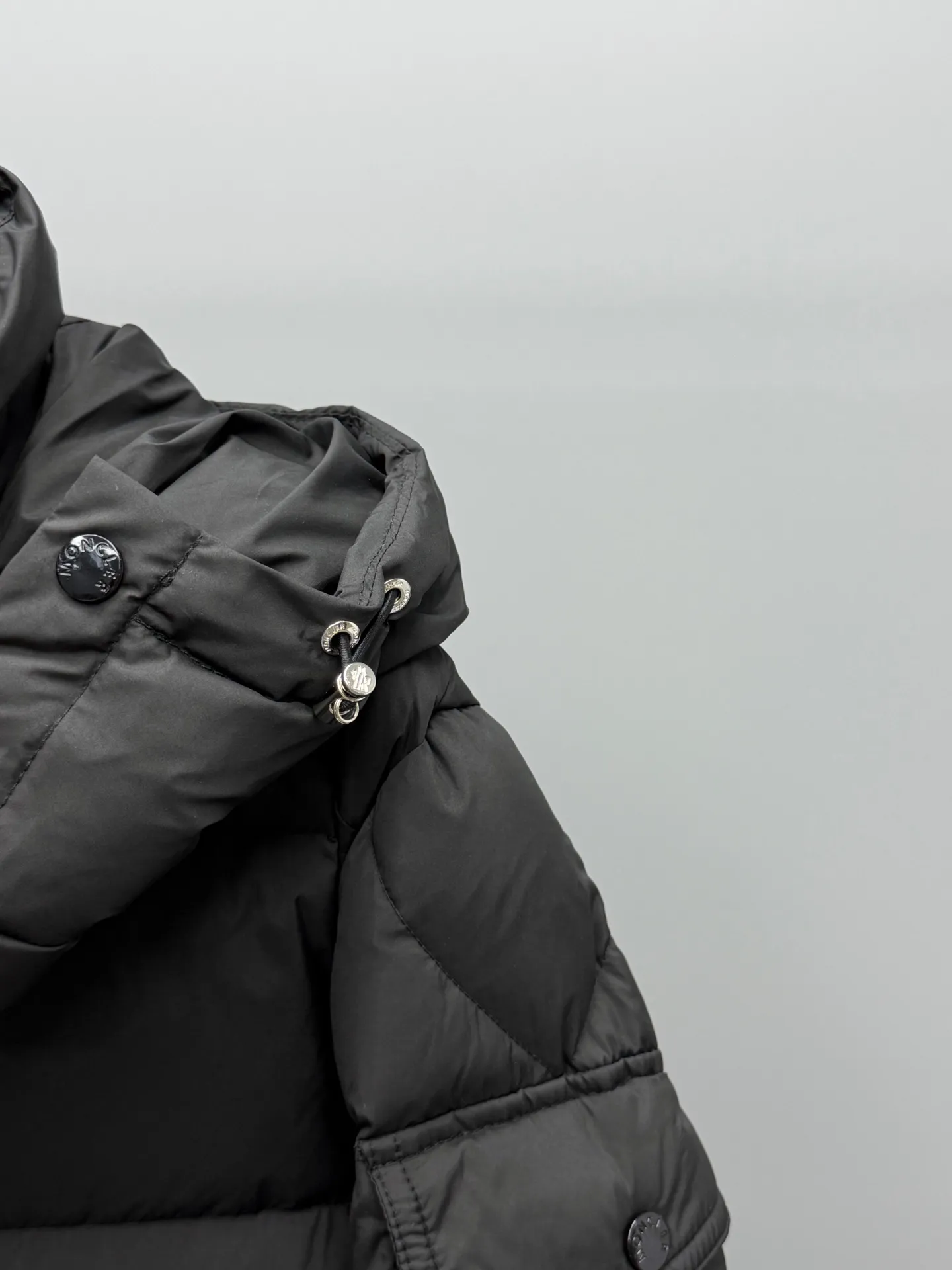 P1000 Moncler Mouth FW25 Vezere Series Matte 𝑴𝒂𝒚𝒂 70th Anniversary Short Removable Hat Down Jacket Made of longue Saion fabric, the garment is full of functional details to ensure warmth and care. Features removable hood, zip pockets, adjustable cuffs, and snap-zip flap fly. Logo embellished sleeves. It adds a unique touch to the overall shape while significantly improving its protective performance. Customized matte Longue Saison three-proof fabric made of high-elastic nylon is a black technology in the fashion industry! Matte texture, low-key luxury; micro-elastic fit, comfortable and not tight; high-end and stylish, a must-have for fashion. Even in the event of a small accidental splash, your clothing will be able to handle it with ease, keeping you dry and elegant. This is not just a fabric, but also an attitude towards life and a pursuit of quality. Three-proof fabrics not only add beauty, but also make life more relaxed. The lining is designed to prevent velvet, so you don’t have to worry about lint running away! Color: Milk white, rose pink, sky blue, cement gray, old money brown, black Size: 0-1-2