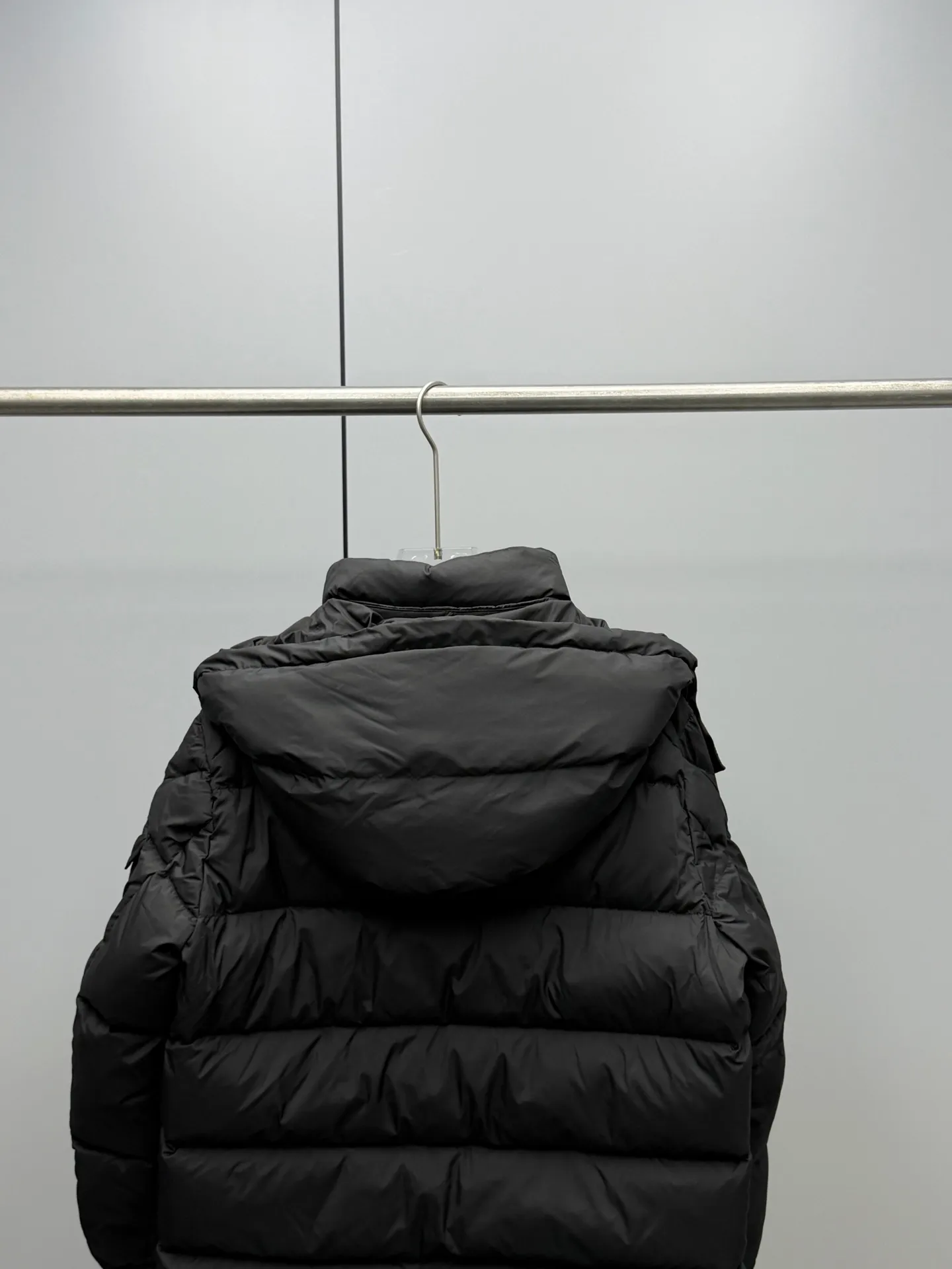 P1000 Moncler Mouth FW25 Vezere Series Matte 𝑴𝒂𝒚𝒂 70th Anniversary Short Removable Hat Down Jacket Made of longue Saion fabric, the garment is full of functional details to ensure warmth and care. Features removable hood, zip pockets, adjustable cuffs, and snap-zip flap fly. Logo embellished sleeves. It adds a unique touch to the overall shape while significantly improving its protective performance. Customized matte Longue Saison three-proof fabric made of high-elastic nylon is a black technology in the fashion industry! Matte texture, low-key luxury; micro-elastic fit, comfortable and not tight; high-end and stylish, a must-have for fashion. Even in the event of a small accidental splash, your clothing will be able to handle it with ease, keeping you dry and elegant. This is not just a fabric, but also an attitude towards life and a pursuit of quality. Three-proof fabrics not only add beauty, but also make life more relaxed. The lining is designed to prevent velvet, so you don’t have to worry about lint running away! Color: Milk white, rose pink, sky blue, cement gray, old money brown, black Size: 0-1-2