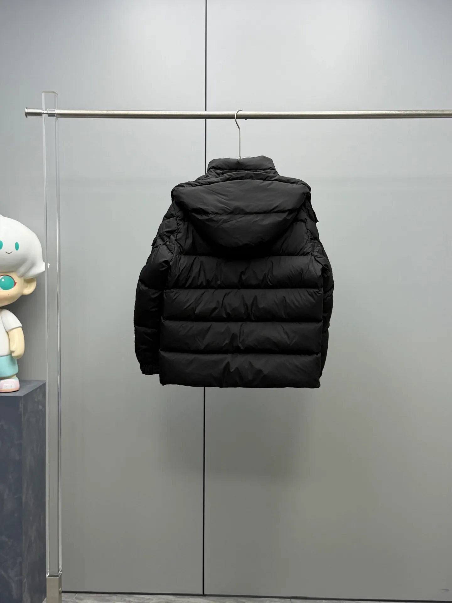 P1000 Moncler Mouth FW25 Vezere Series Matte 𝑴𝒂𝒚𝒂 70th Anniversary Short Removable Hat Down Jacket Made of longue Saion fabric, the garment is full of functional details to ensure warmth and care. Features removable hood, zip pockets, adjustable cuffs, and snap-zip flap fly. Logo embellished sleeves. It adds a unique touch to the overall shape while significantly improving its protective performance. Customized matte Longue Saison three-proof fabric made of high-elastic nylon is a black technology in the fashion industry! Matte texture, low-key luxury; micro-elastic fit, comfortable and not tight; high-end and stylish, a must-have for fashion. Even in the event of a small accidental splash, your clothing will be able to handle it with ease, keeping you dry and elegant. This is not just a fabric, but also an attitude towards life and a pursuit of quality. Three-proof fabrics not only add beauty, but also make life more relaxed. The lining is designed to prevent velvet, so you don’t have to worry about lint running away! Color: Milk white, rose pink, sky blue, cement gray, old money brown, black Size: 0-1-2